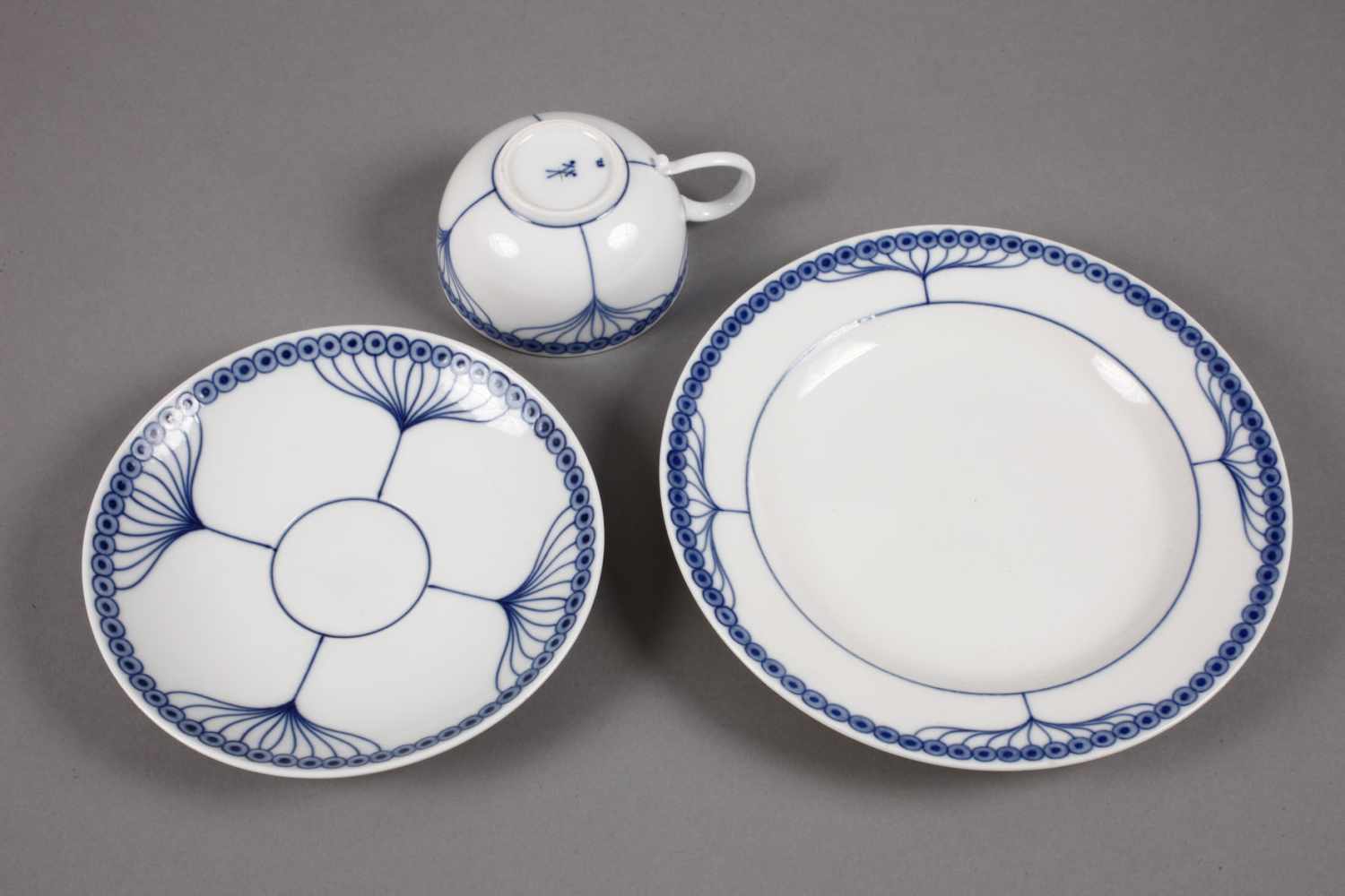 Meissen Gedeck Theodor Grust attr. Dekorentwurf um 1910, blaue Knaufschwerter, Tasse mit zwei - Image 3 of 3