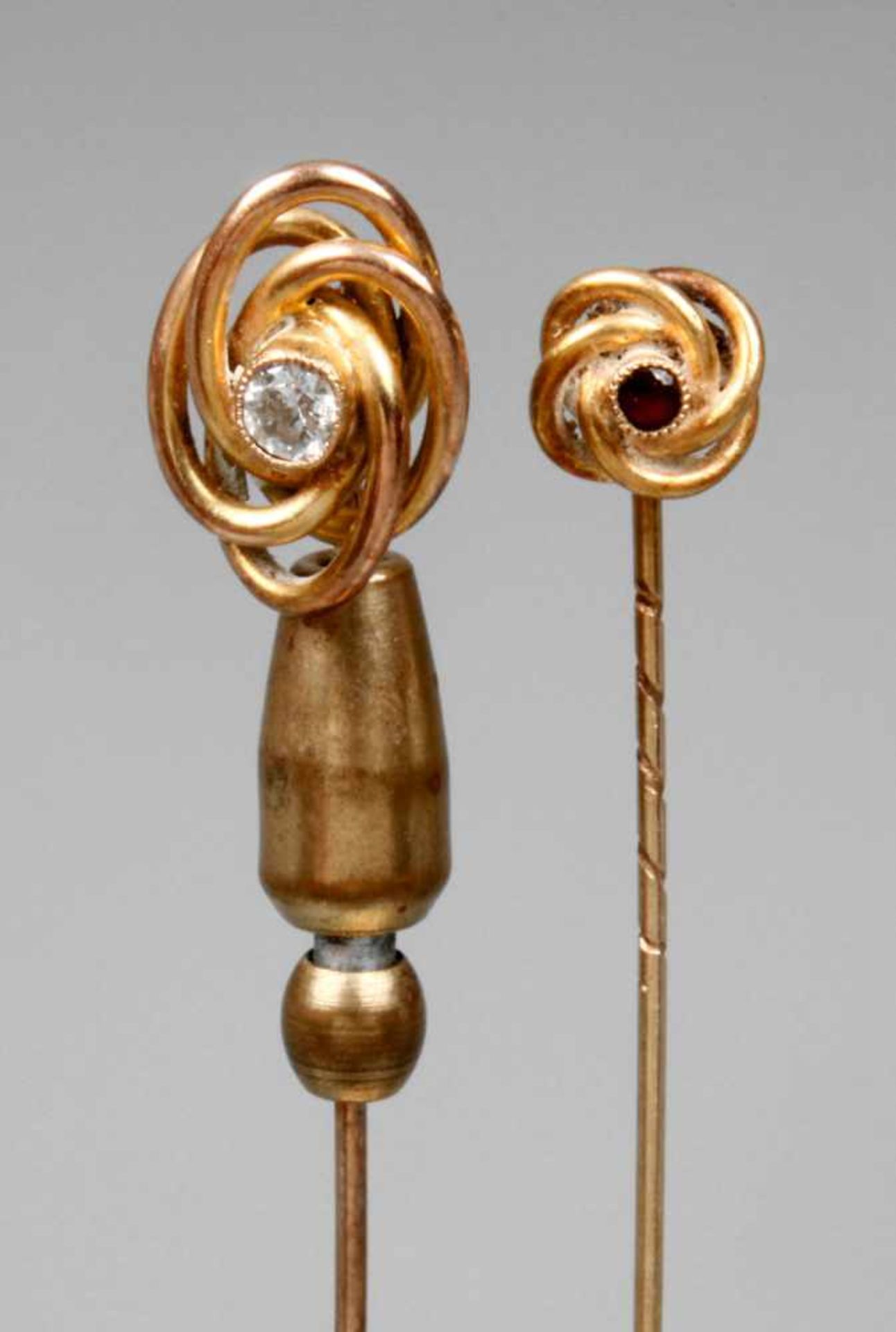 Paar Krawattennadeln Gold Mitte 20. Jh., Gelbgold gestempelt 585, als stilisierte Blüten, besetzt