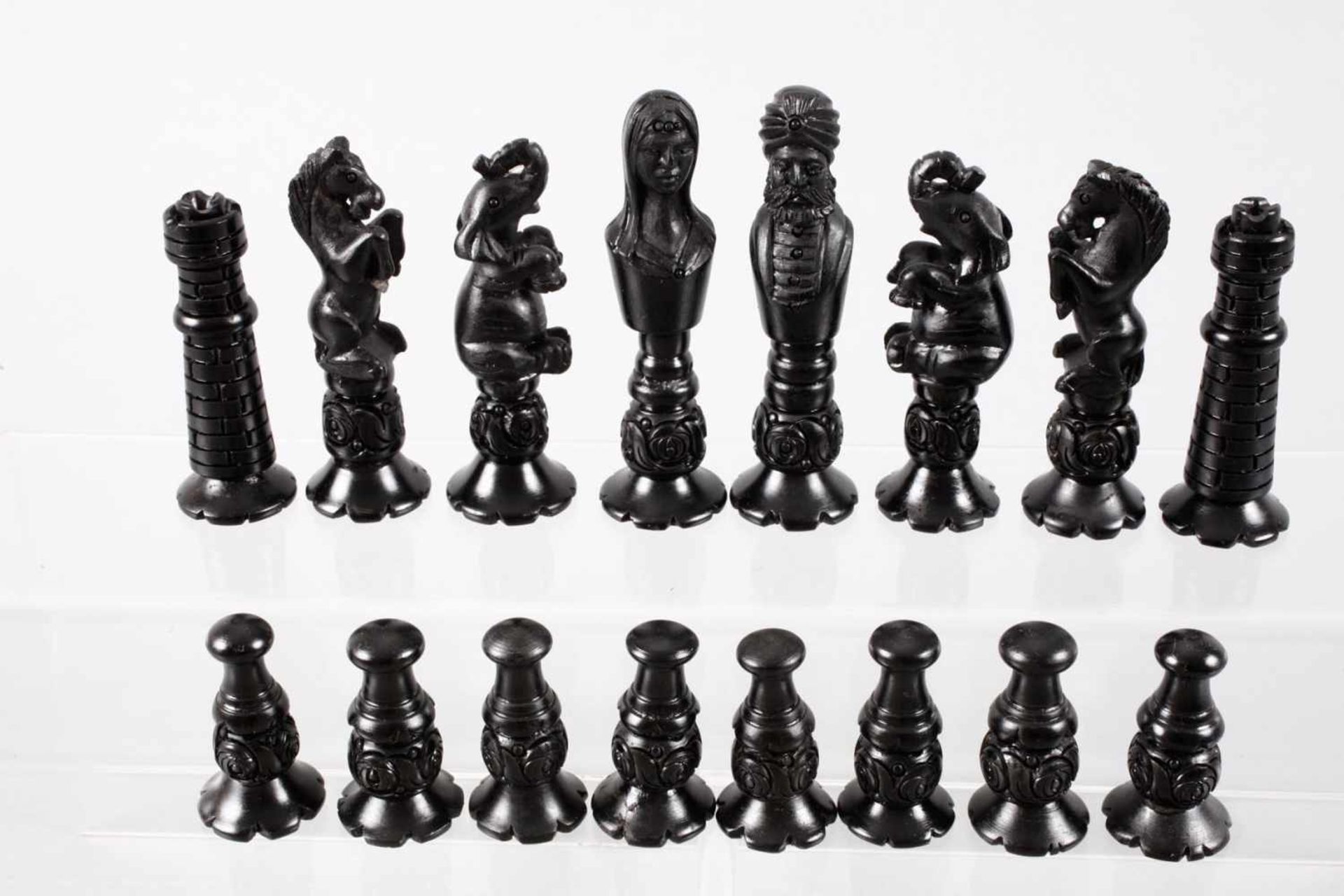 Schachspiel Meerschaum 20. Jh., Meerschaum beschnitzt, teils graviert, partiell geschwärzt, - Bild 2 aus 4