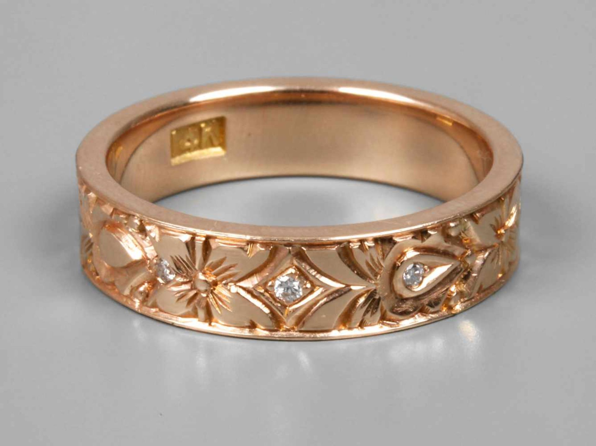 Damenring mit Brillantbesatz um 2000, Roségold gestempelt 14k = 585/1000, ca. 6 mm breiter,