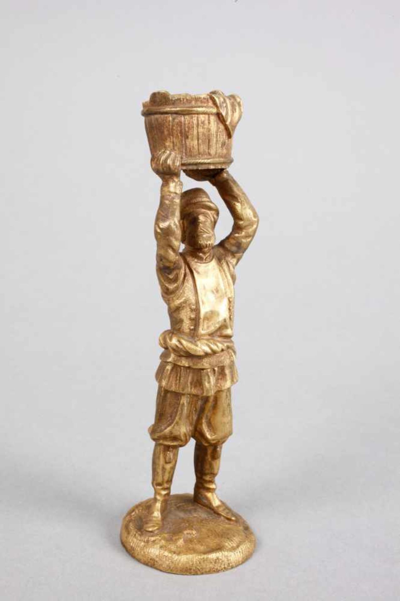 Figürlicher Leuchter Ende 19. Jh., ungemarkt, Bronze vergoldet, vollplastisch gearbeiteter Kosake, - Bild 4 aus 4