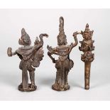 Drei Kleinbronzen Thailand, 19./20. Jh., ungemarkt, Bronze dunkel patiniert, vollplastische