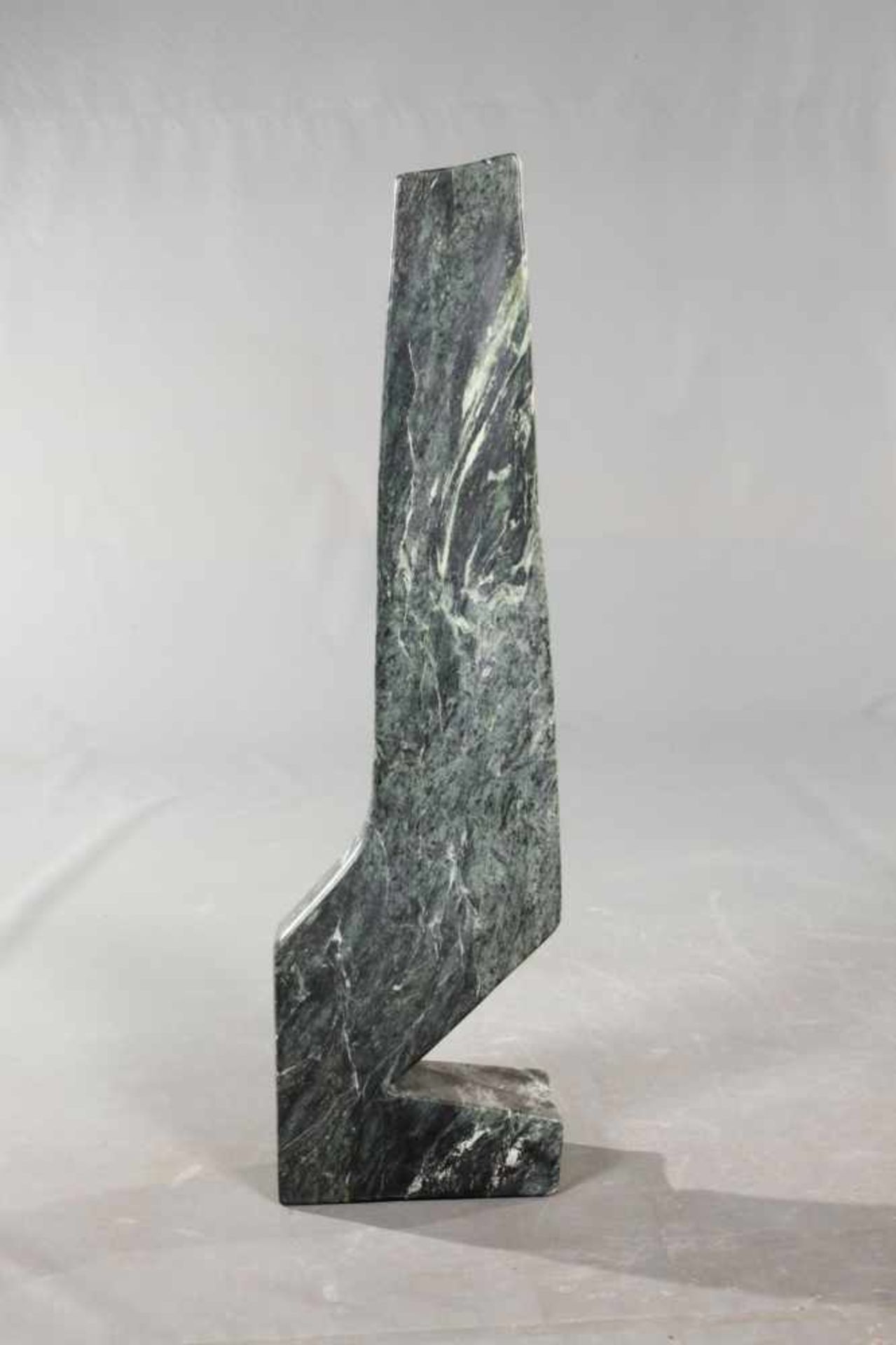 Dekoelement Marmor 2. Hälfte 20. Jh., aus grünem, schön geädertem Marmor gehauene abstrakte Plastik, - Bild 3 aus 3
