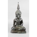 Große Bronzeplastik Buddha Laos, 20. Jh., ungemarkt, Bronze gegossen, grünlich-braun patiniert,