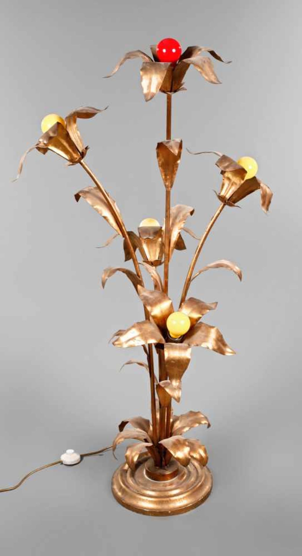 Stehlampe ungemarkt, wohl 1960er Jahre, Eisenblech vergoldet, fünfflammig elektrifiziert,