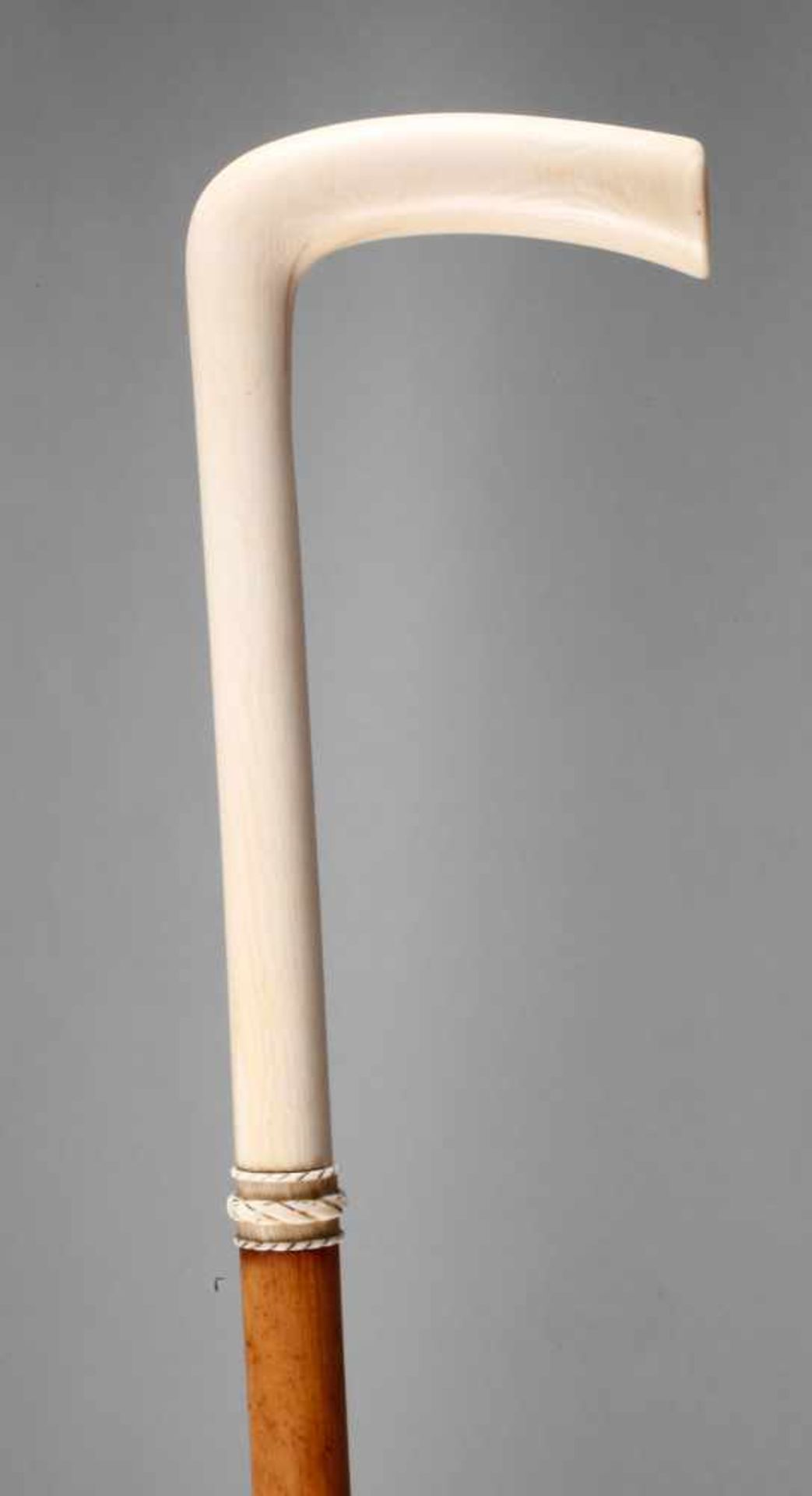 Flanierstock Elfenbein Mitte 19. Jh., elongiertes, schlankes Griffstück aus Elfenbein mit