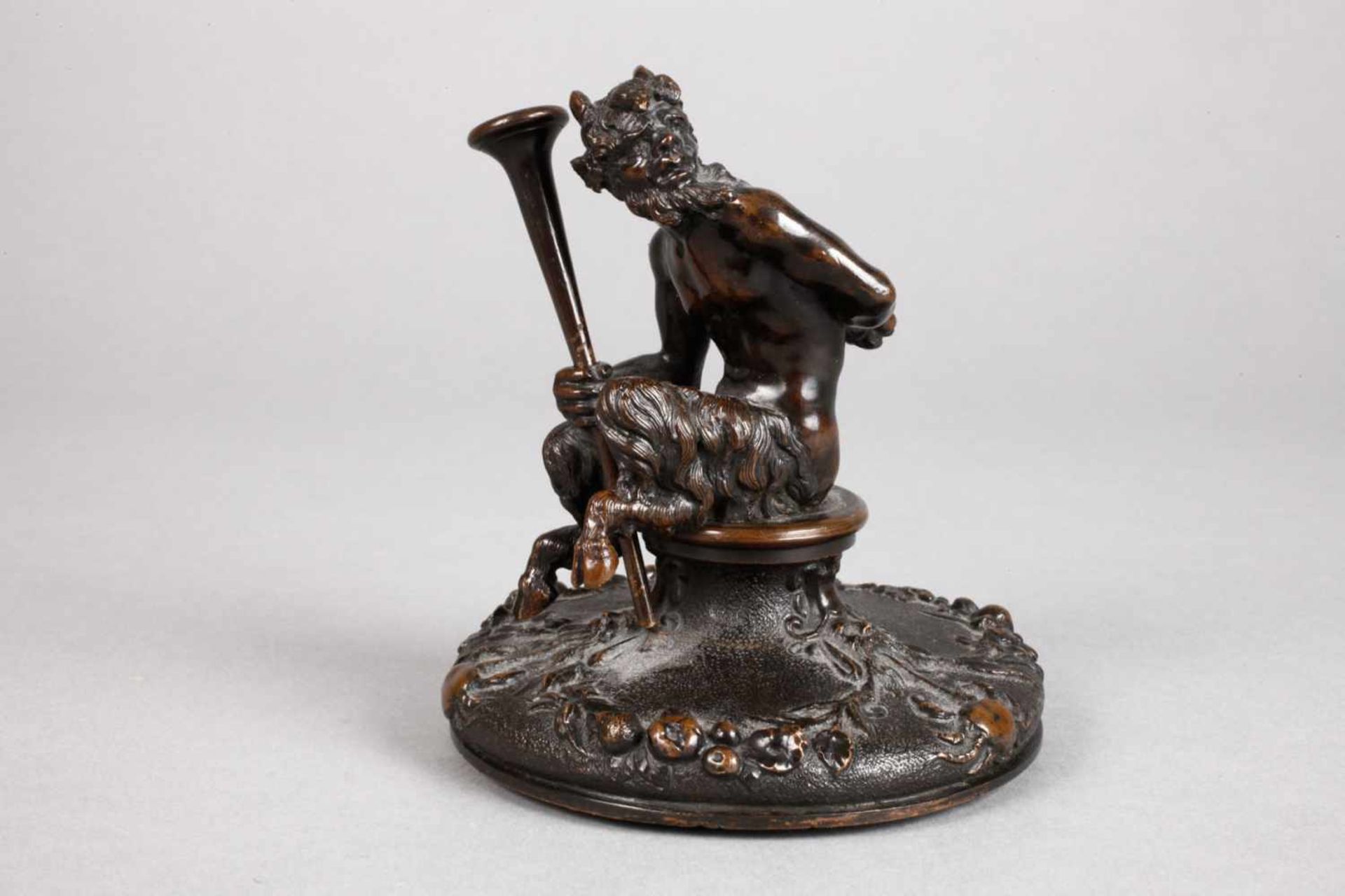 Schreibzeug mit Faun um 1880, Bronze gegossen und dunkel patiniert, reich verziert mit Maskaronen, - Bild 6 aus 6