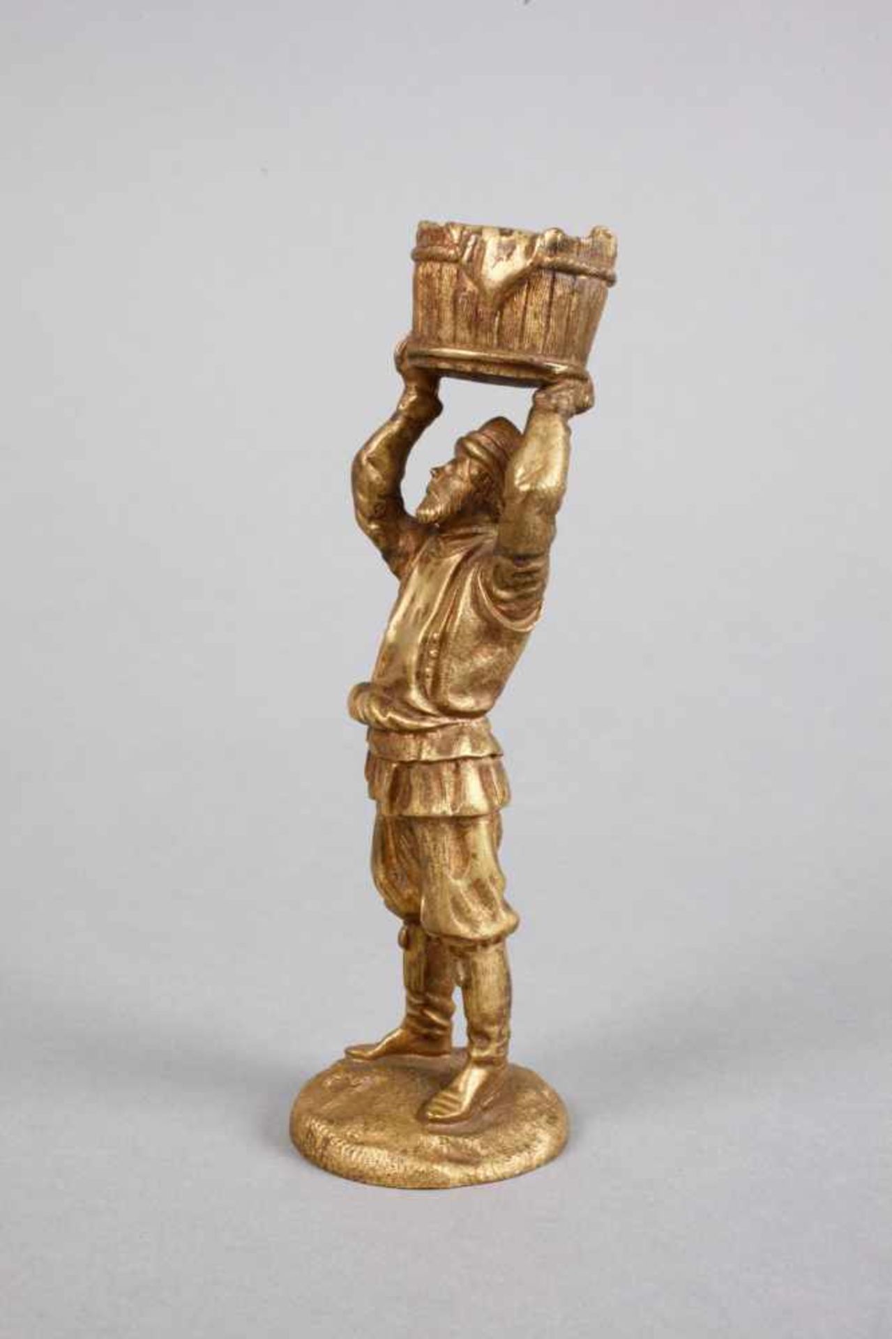 Figürlicher Leuchter Ende 19. Jh., ungemarkt, Bronze vergoldet, vollplastisch gearbeiteter Kosake, - Bild 2 aus 4