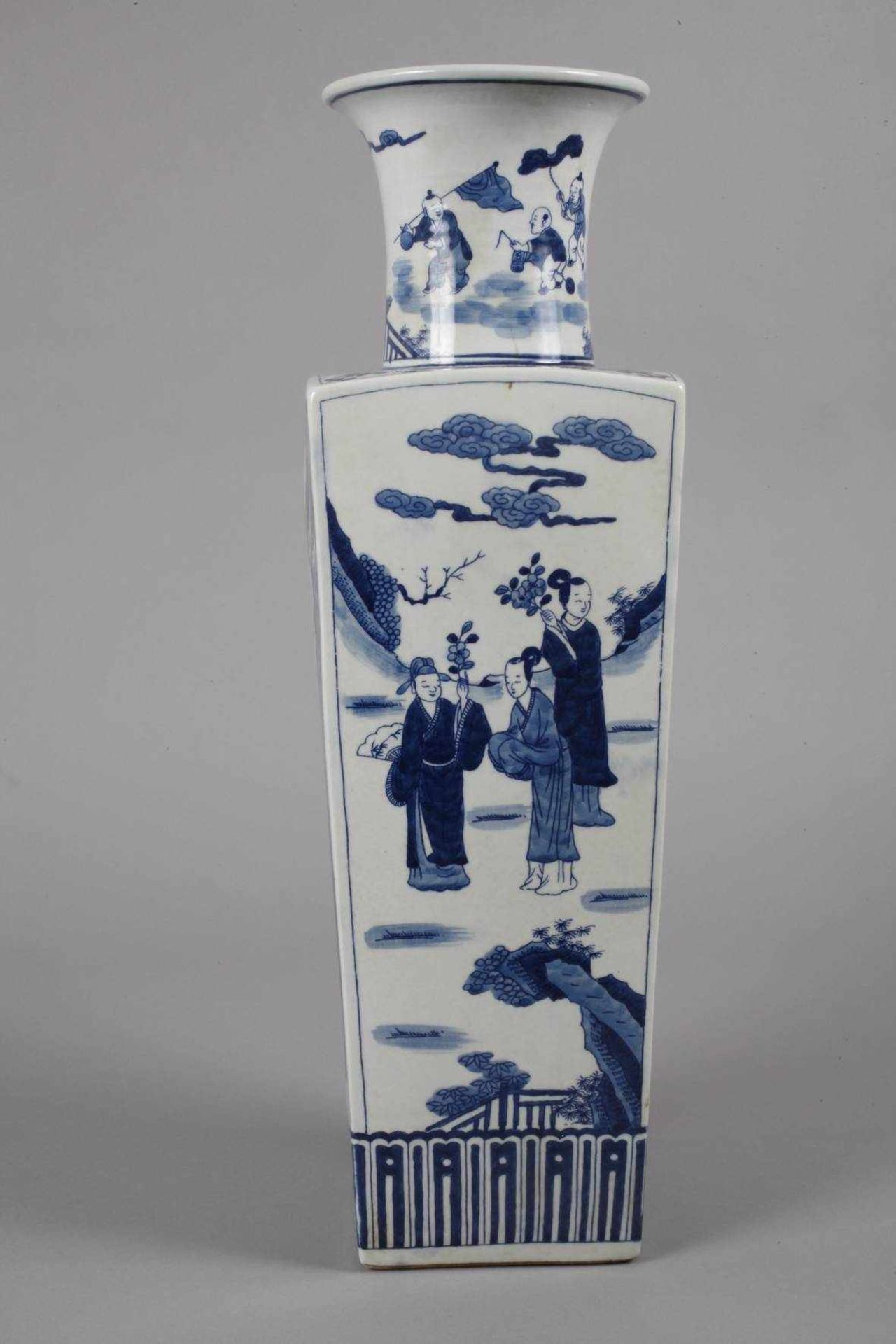 Große Vase ChinaEnde 19. Jh., am Boden Sechs-Zeichen-Kangxi-Marke im Stil der Qing-Dynastie, weiß - Bild 2 aus 6