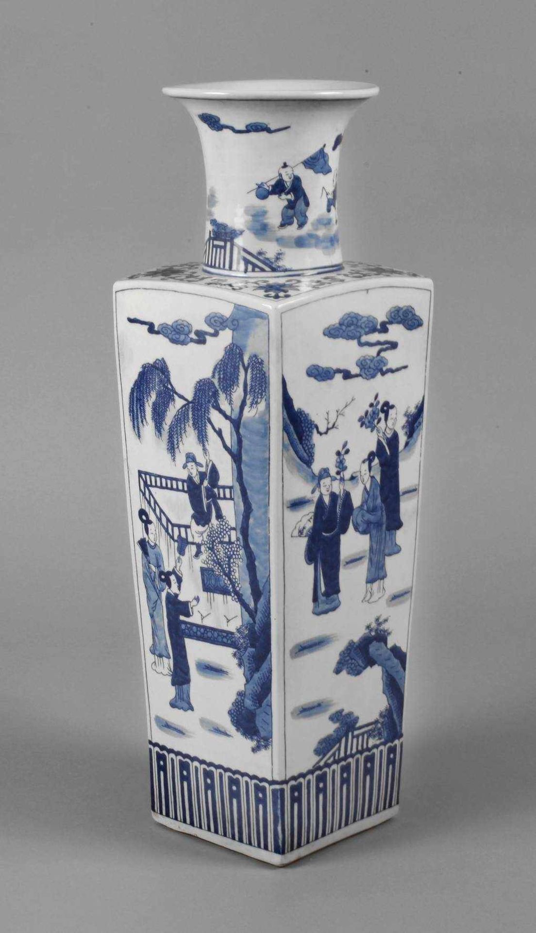 Große Vase ChinaEnde 19. Jh., am Boden Sechs-Zeichen-Kangxi-Marke im Stil der Qing-Dynastie, weiß