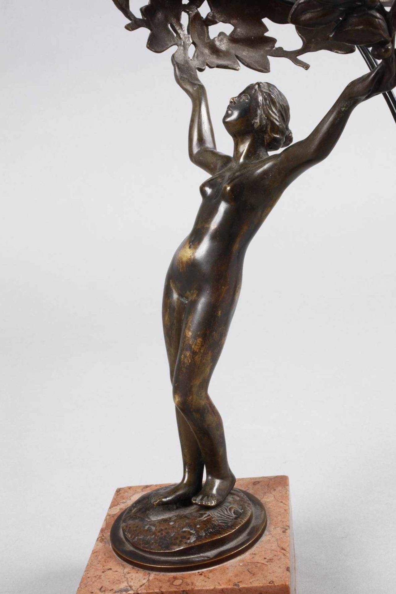 Figürlicher Lampenfuss Daphne um 1900, Bronze bräunlich patiniert, unsigniert, Leuchterfuss in - Bild 3 aus 5