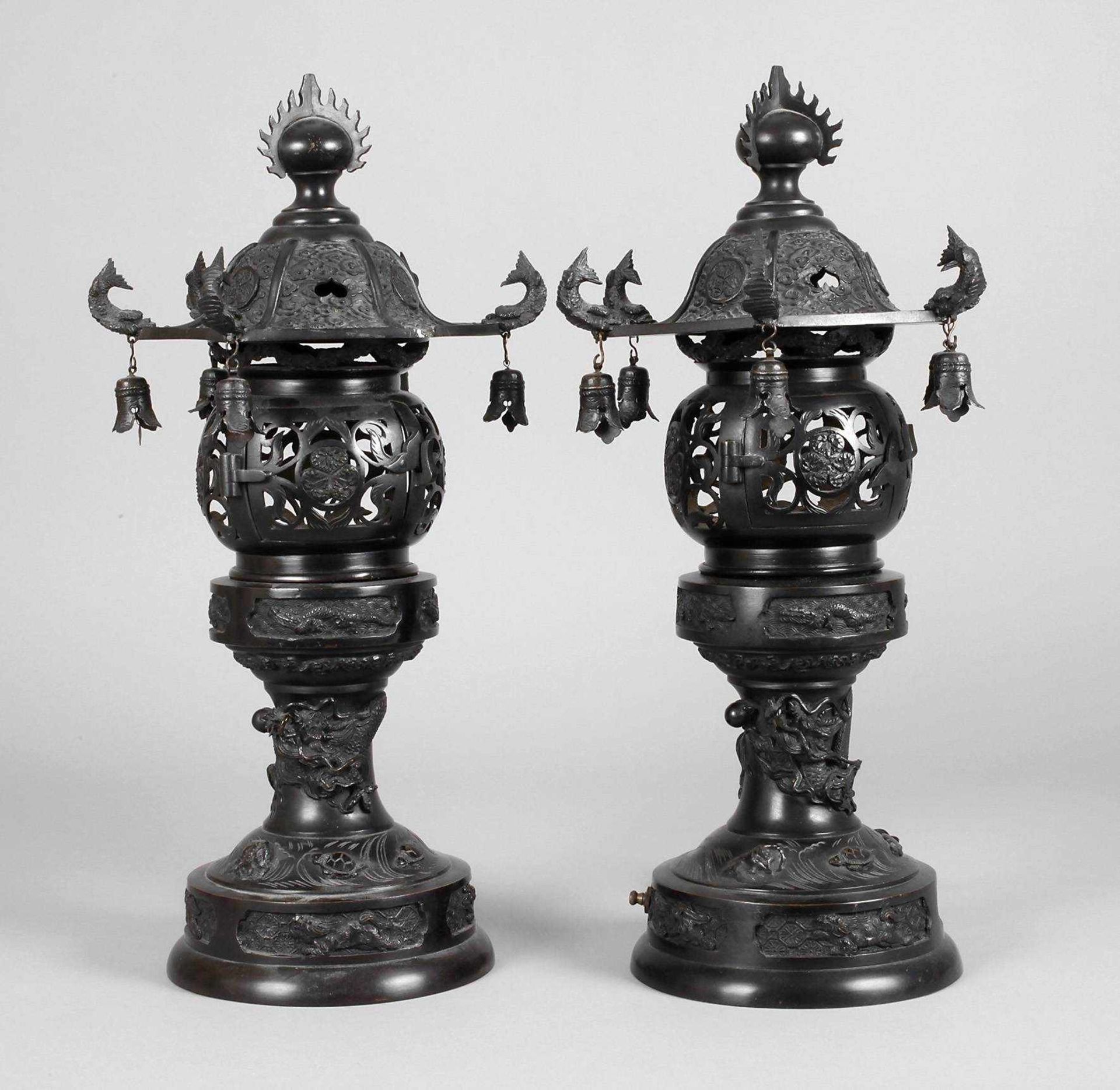 Paar SalonlampenChina, Mitte 20. Jh., ungemarkt, Bronze mehrteilig gegossen und montiert sowie