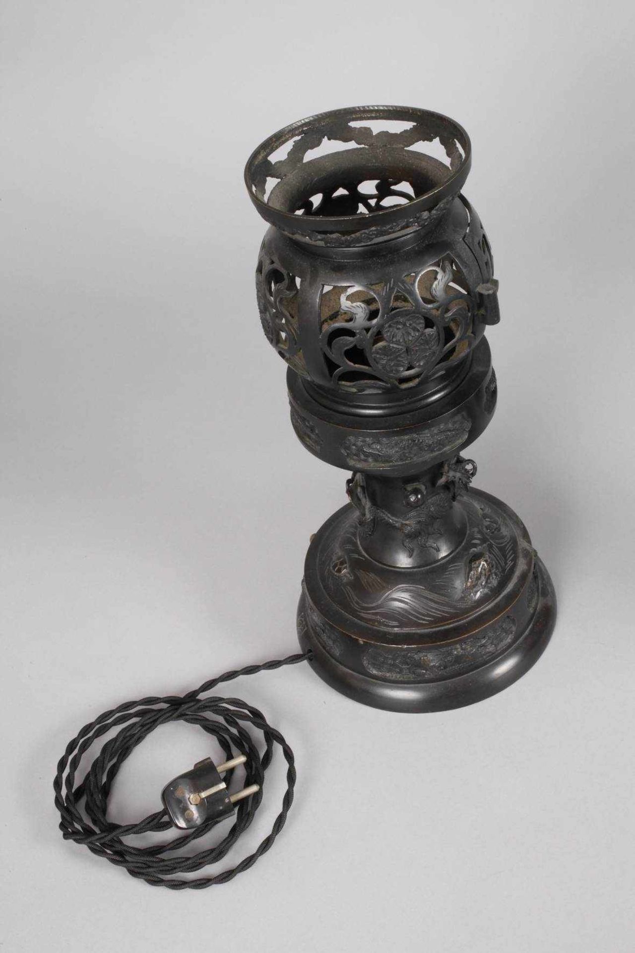 Paar SalonlampenChina, Mitte 20. Jh., ungemarkt, Bronze mehrteilig gegossen und montiert sowie - Bild 3 aus 5