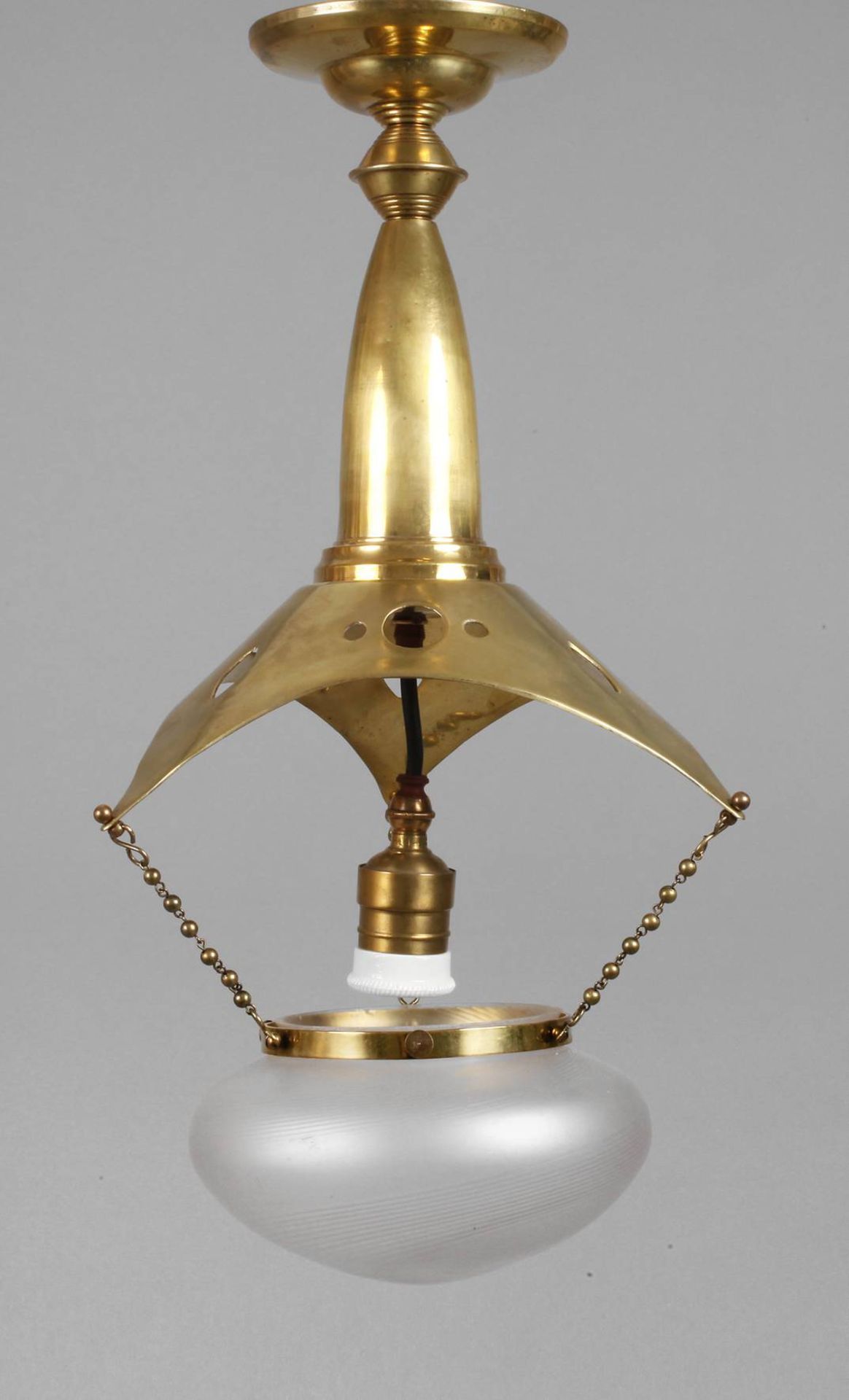 Deckenlampe Wienum 1910, Messing poliert, an keulenförmigem Ausleger abgehängtes Gestell in