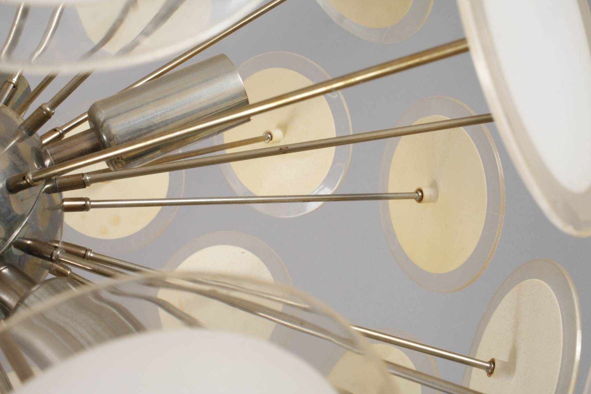 Deckenlampe Design1970er Jahre, ungemarkt, an Gliederkette abgehängter kugeliger Korpus aus - Bild 4 aus 5