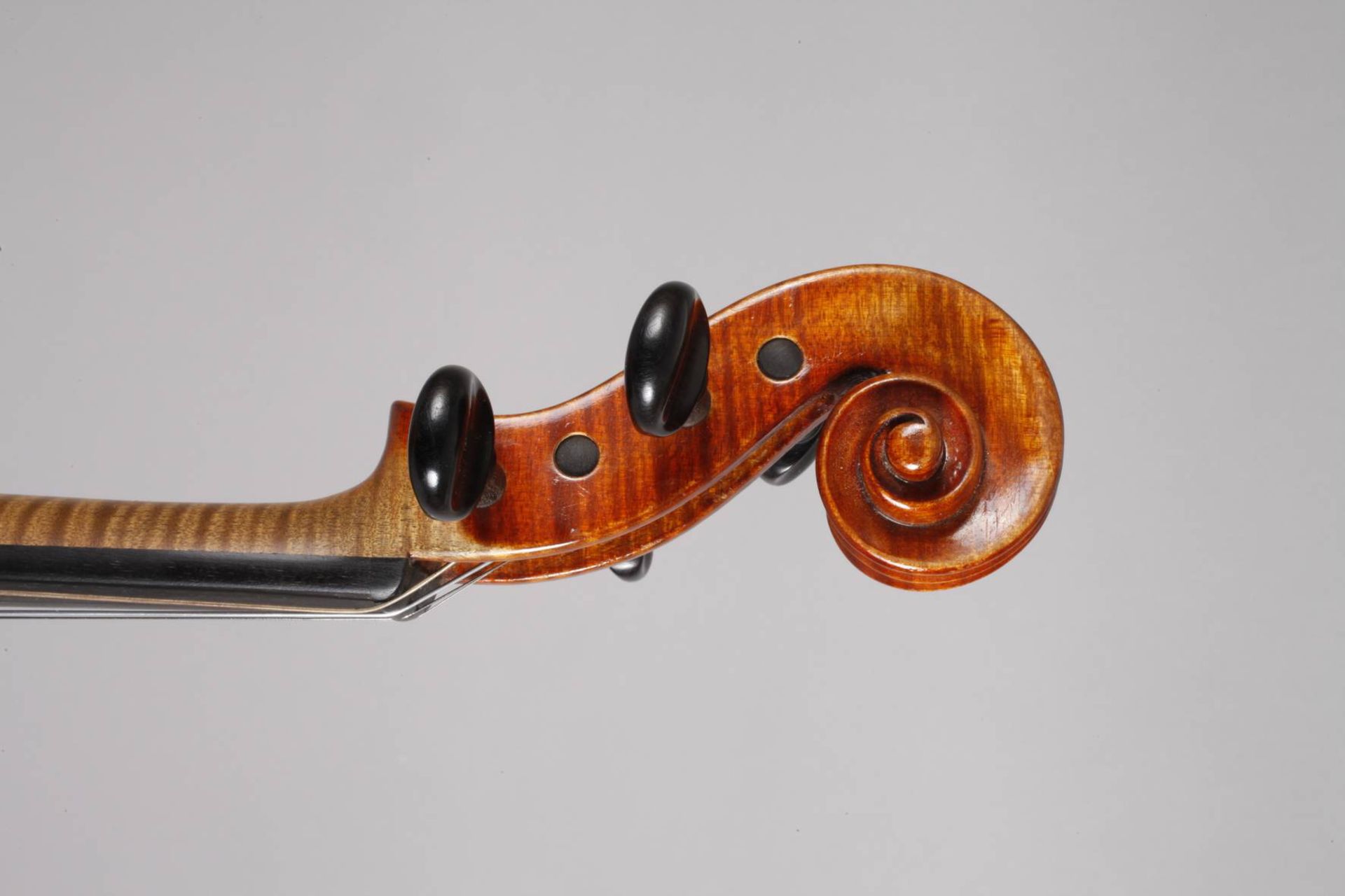 Violine im Etuium 1910, mit Klebezettel Fritz Arnold Brückner Markneukirchen, geteilter, sehr - Bild 6 aus 7