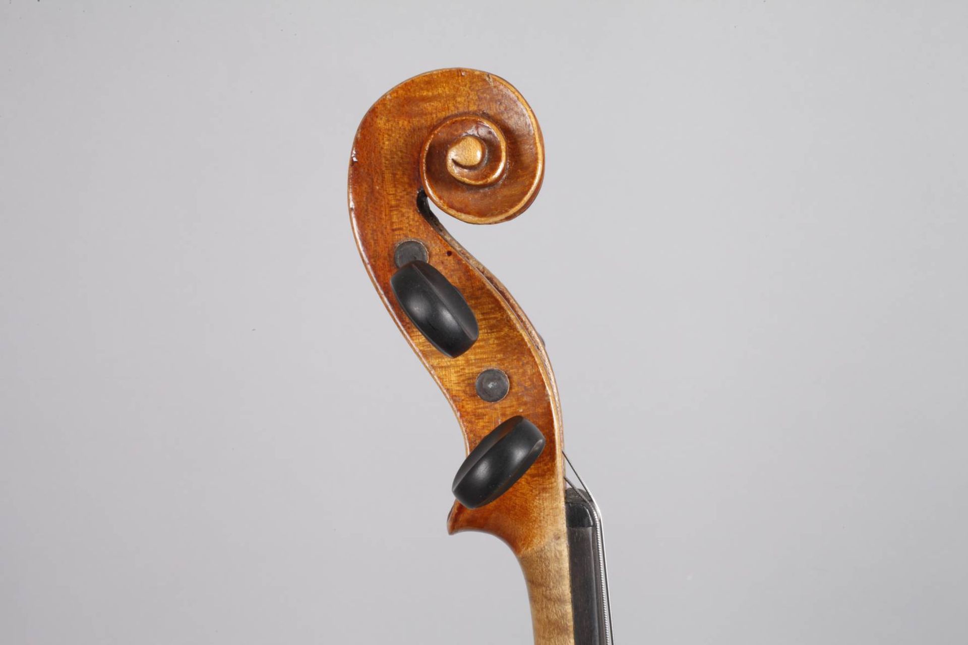Violine im Etuium 1920, ohne Zettel, geteilter, gleichmäßig geflammter Boden in bernsteinfarbenem - Bild 5 aus 5