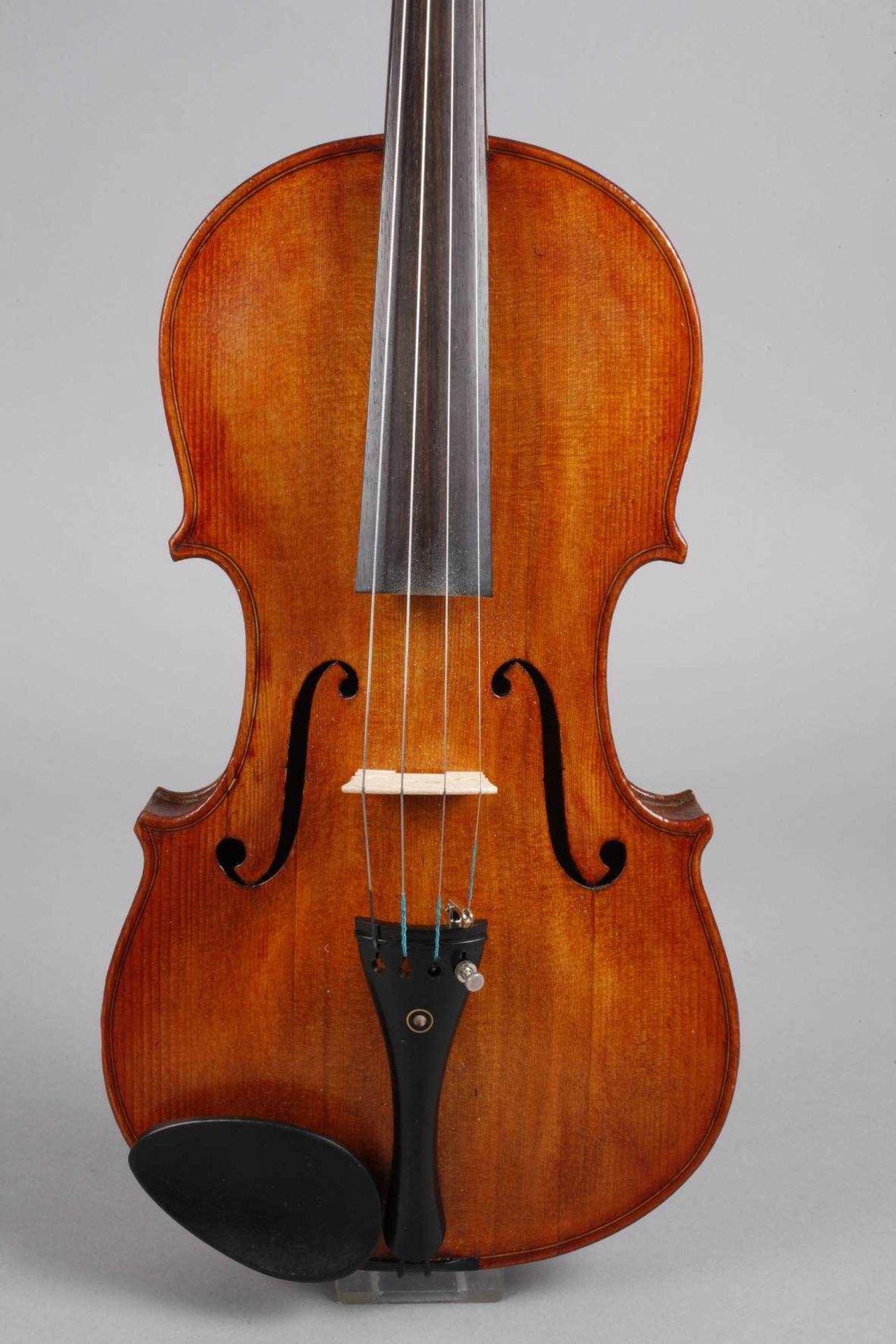 Violine im Etuium 1920, ohne Zettel, geteilter, gleichmäßig geflammter Boden in bernsteinfarbenem - Bild 3 aus 5