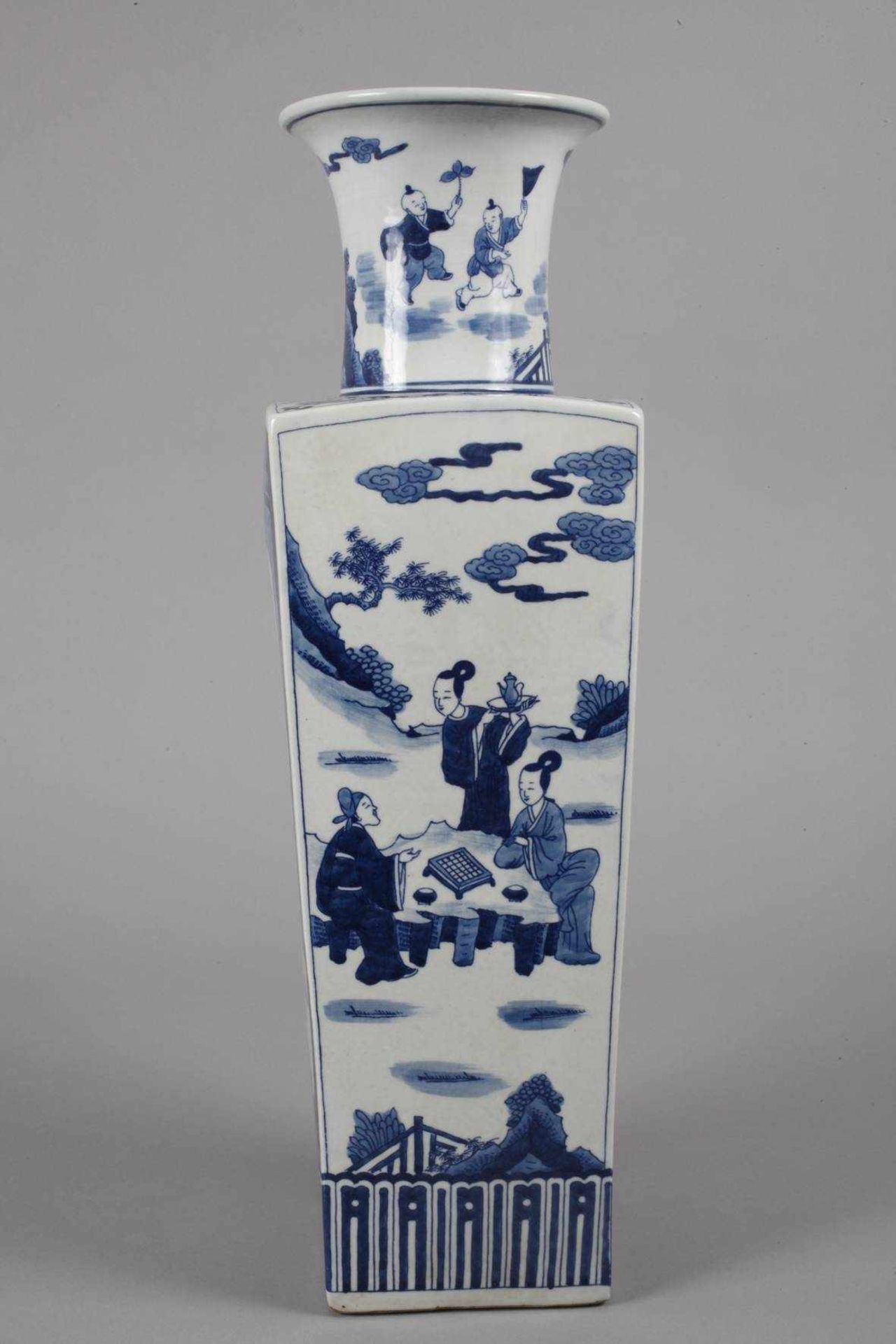 Große Vase ChinaEnde 19. Jh., am Boden Sechs-Zeichen-Kangxi-Marke im Stil der Qing-Dynastie, weiß - Bild 4 aus 6