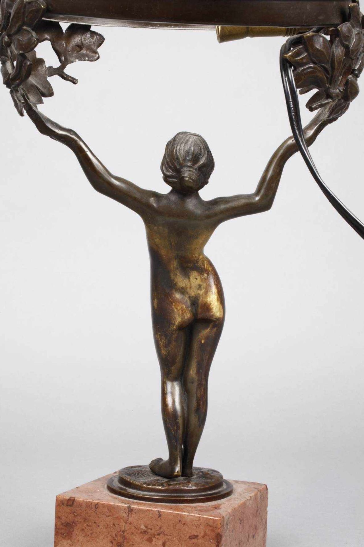 Figürlicher Lampenfuss Daphne um 1900, Bronze bräunlich patiniert, unsigniert, Leuchterfuss in - Bild 2 aus 5