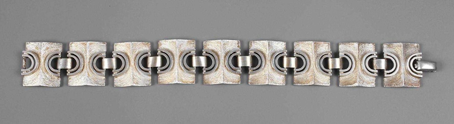 Breites Armbandum 1970, Silber gestempelt 925, strenge geometrische Schmuckglieder, Oberfläche teils