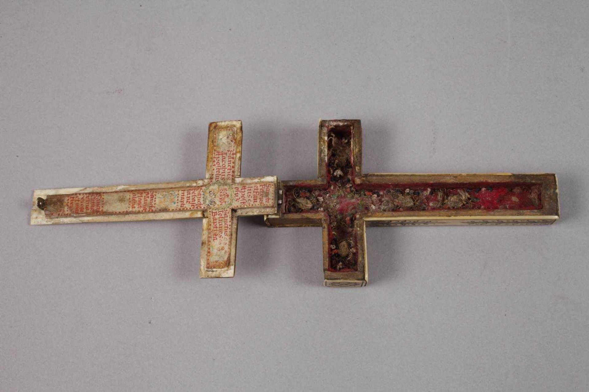 Reliquienkreuz Elfenbein19. Jh., Holz und Elfenbein, aufwendig graviert und geschwärzt, zarte - Bild 4 aus 4