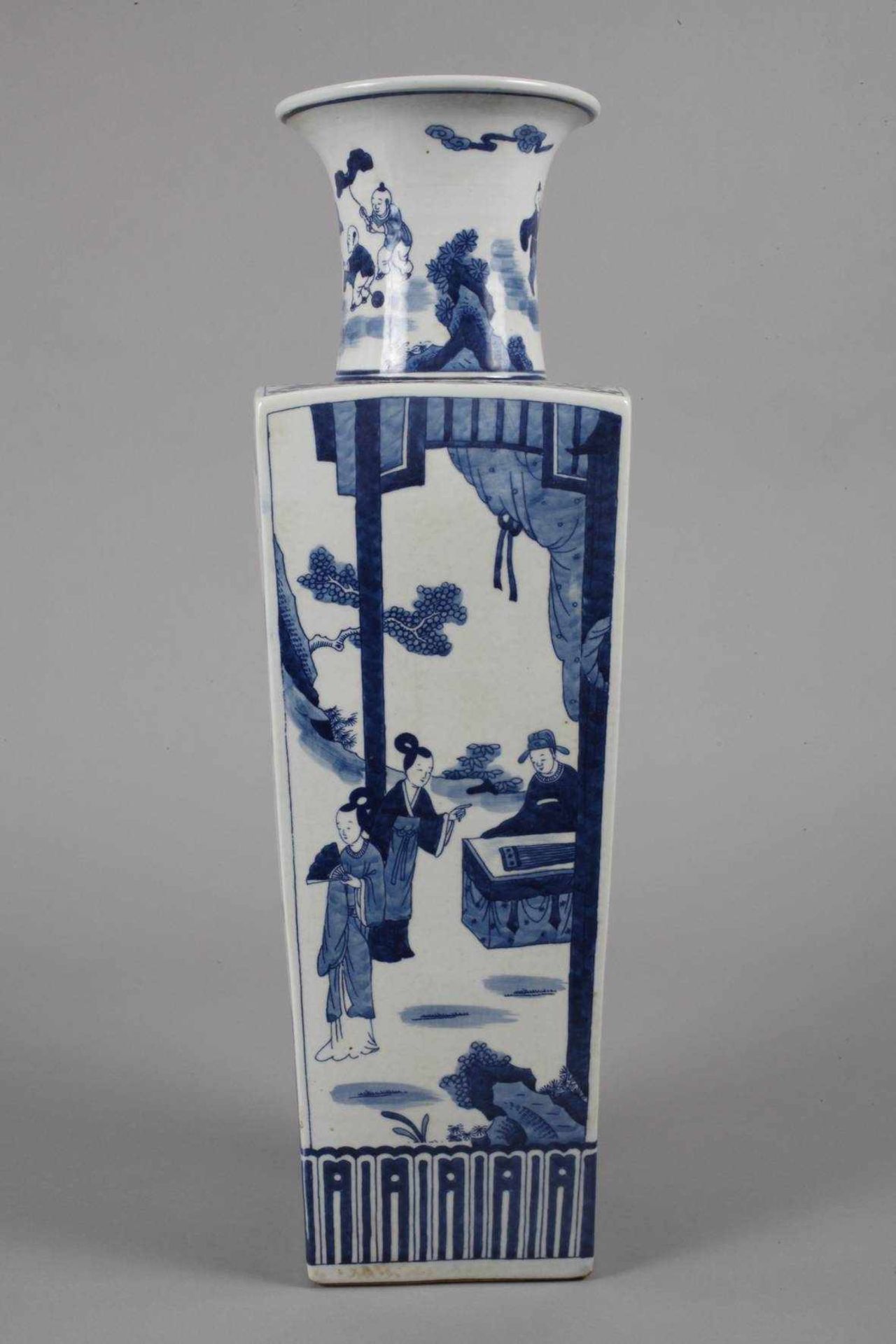 Große Vase ChinaEnde 19. Jh., am Boden Sechs-Zeichen-Kangxi-Marke im Stil der Qing-Dynastie, weiß - Bild 3 aus 6