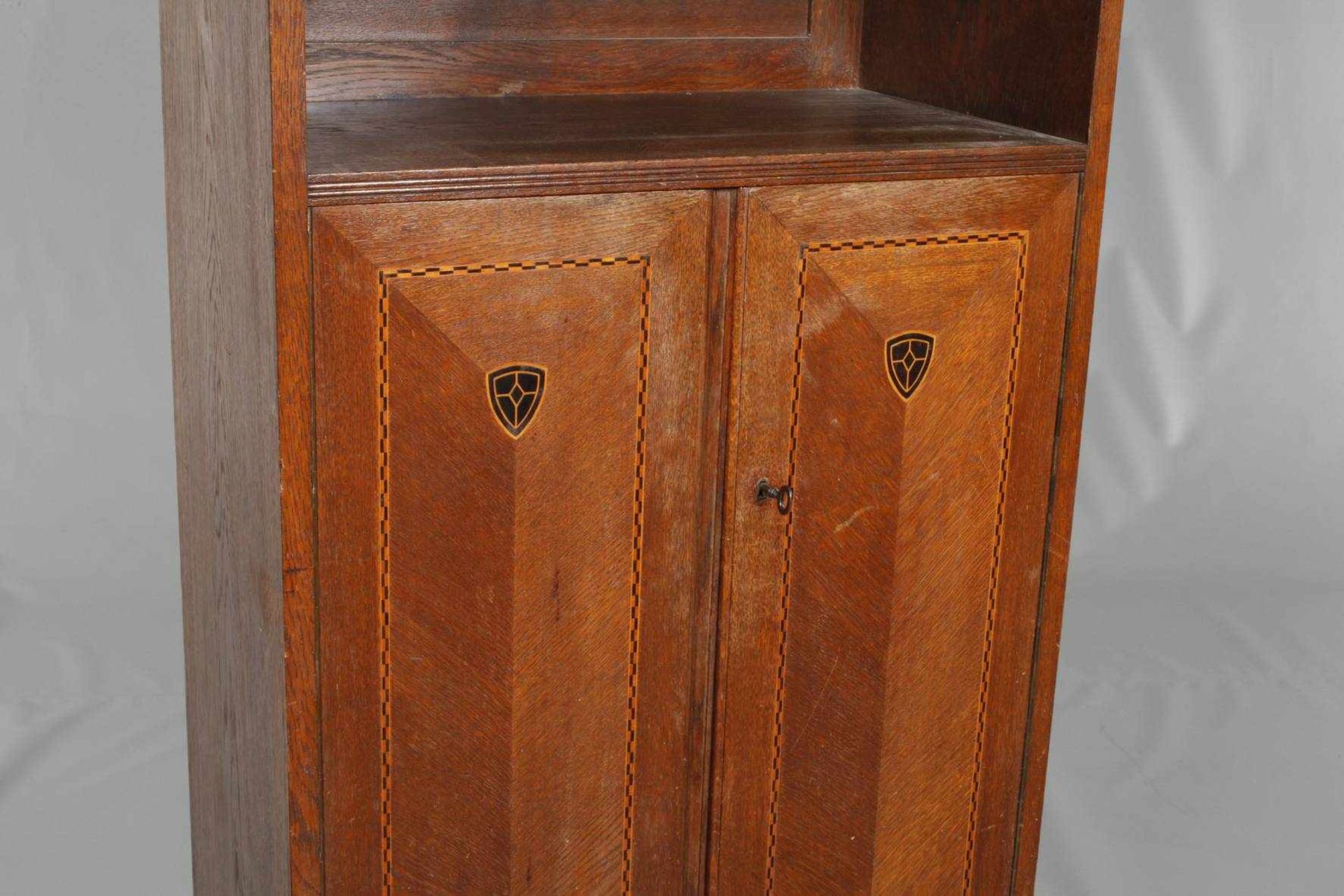 Pfeilerschrank Jugendstil deutsch um 1910, Eiche furniert, schlanker zweitüriger Korpus mit - Bild 2 aus 4