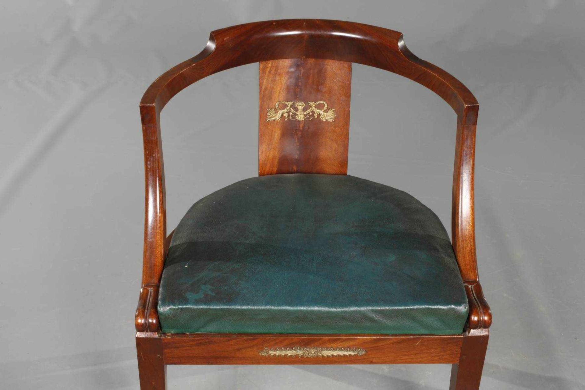 Empire-SesselMahagoni massiv, um 1800, Armlehnsessel mit halbrunder Sitzfläche, Zarge und Lehne - Bild 2 aus 3