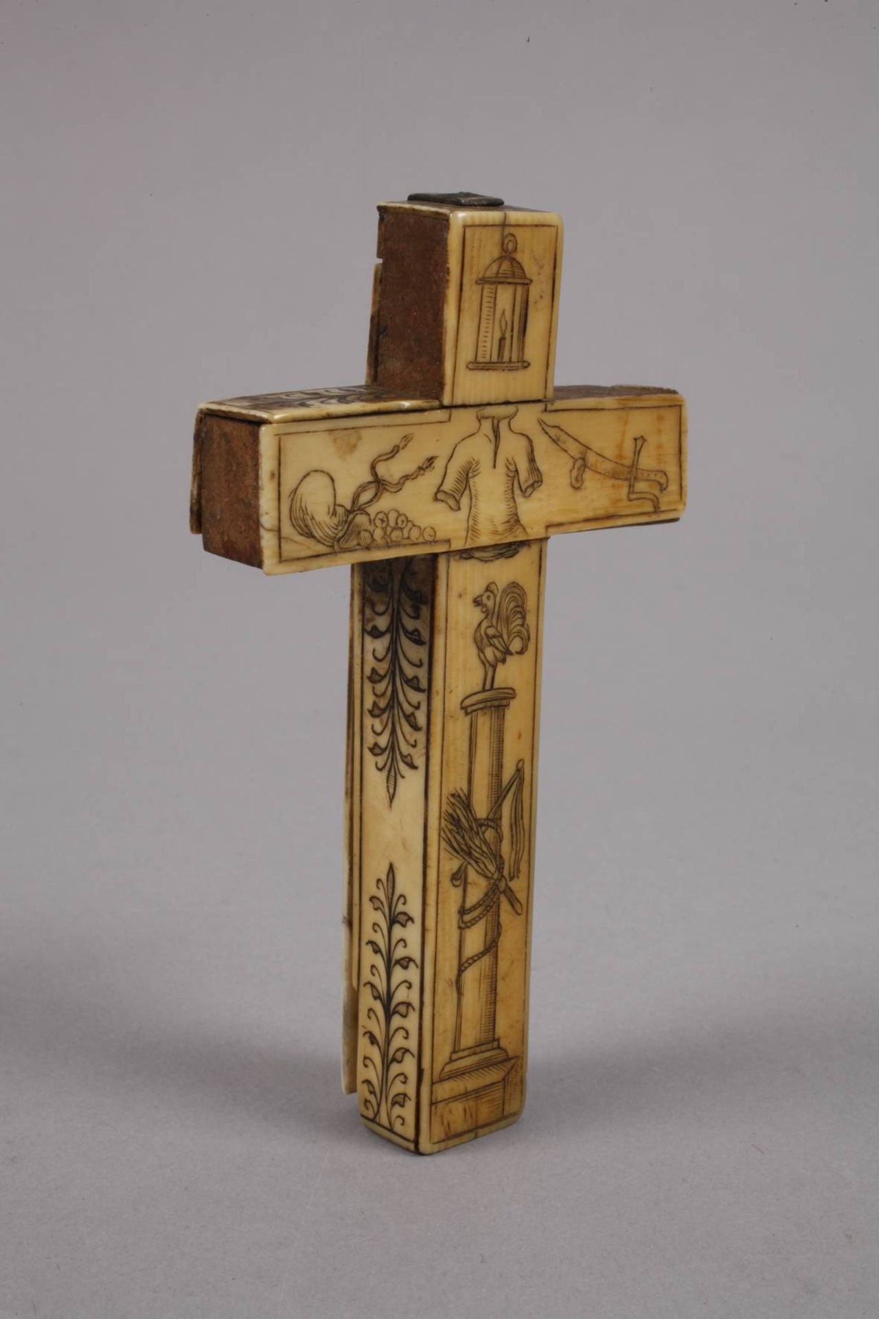 Reliquienkreuz Elfenbein19. Jh., Holz und Elfenbein, aufwendig graviert und geschwärzt, zarte - Bild 2 aus 4
