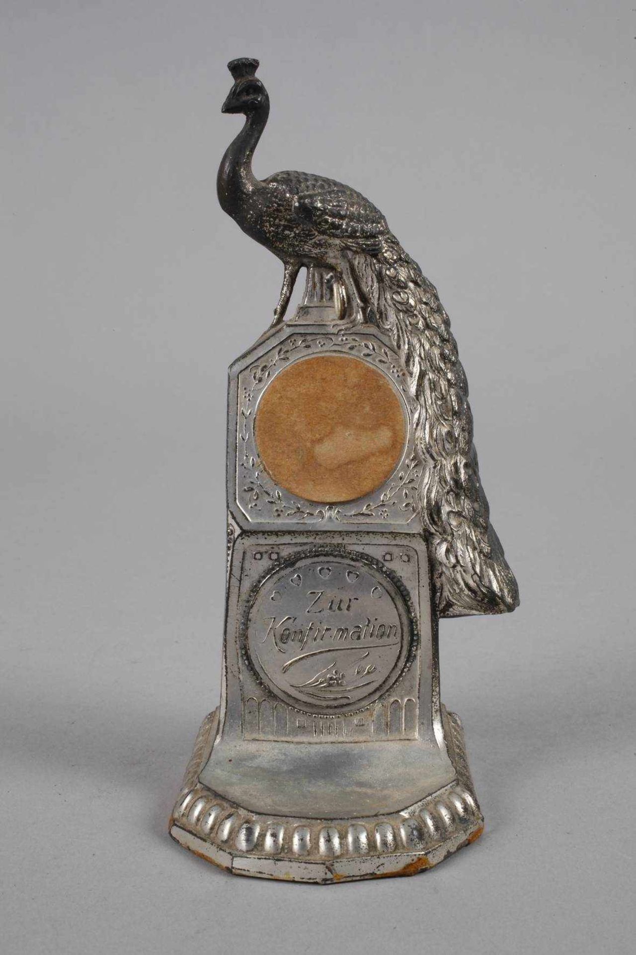 Taschenuhrenständerum 1900, Metallguss versilbert, in Form einer Säule, bekrönt von einem Pfau, - Bild 2 aus 3