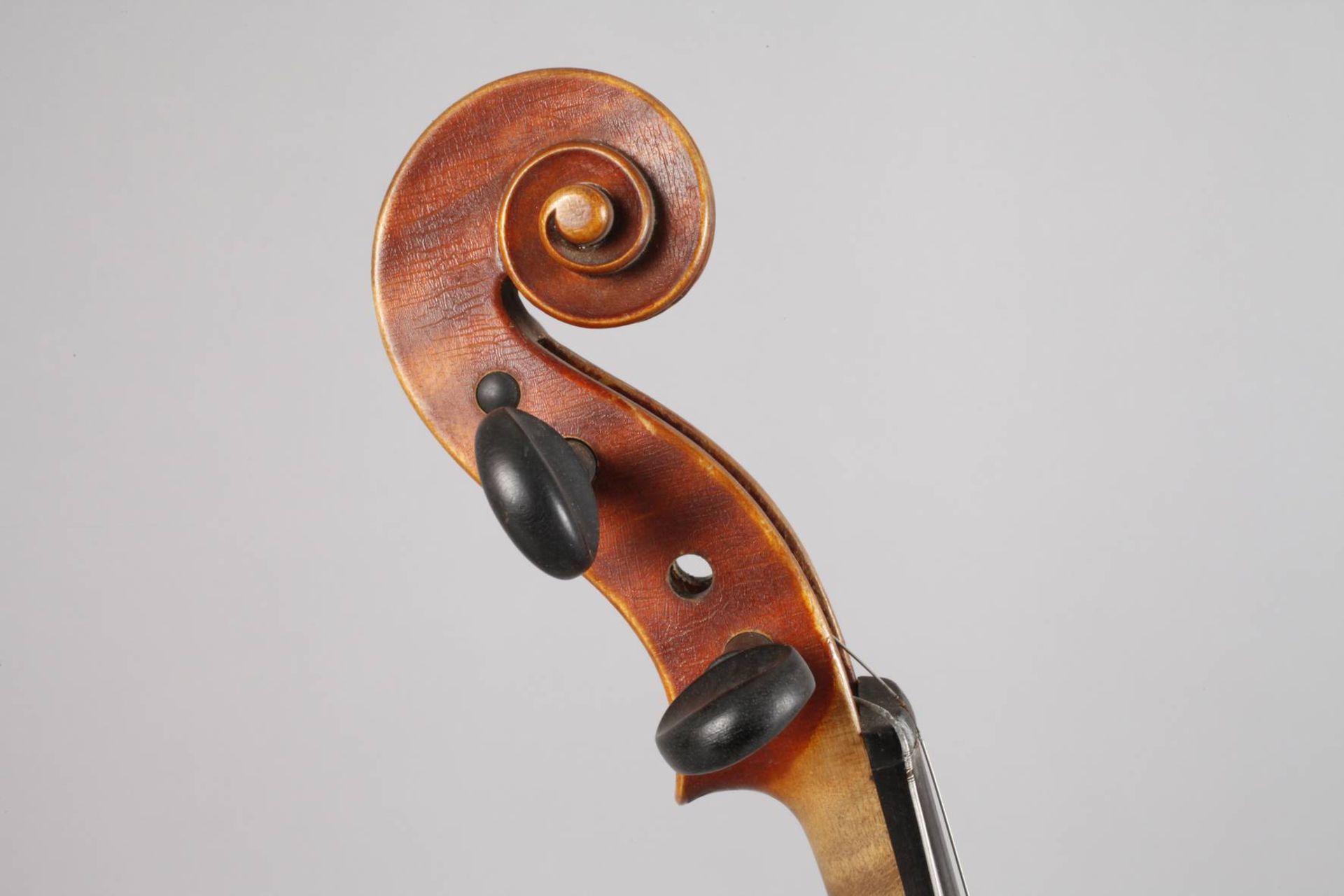 Violine im Etuiinnen mit Klebezettel Richard Weichold Paulus, datiert 1907, geteilter, gleichmäßig - Bild 4 aus 4