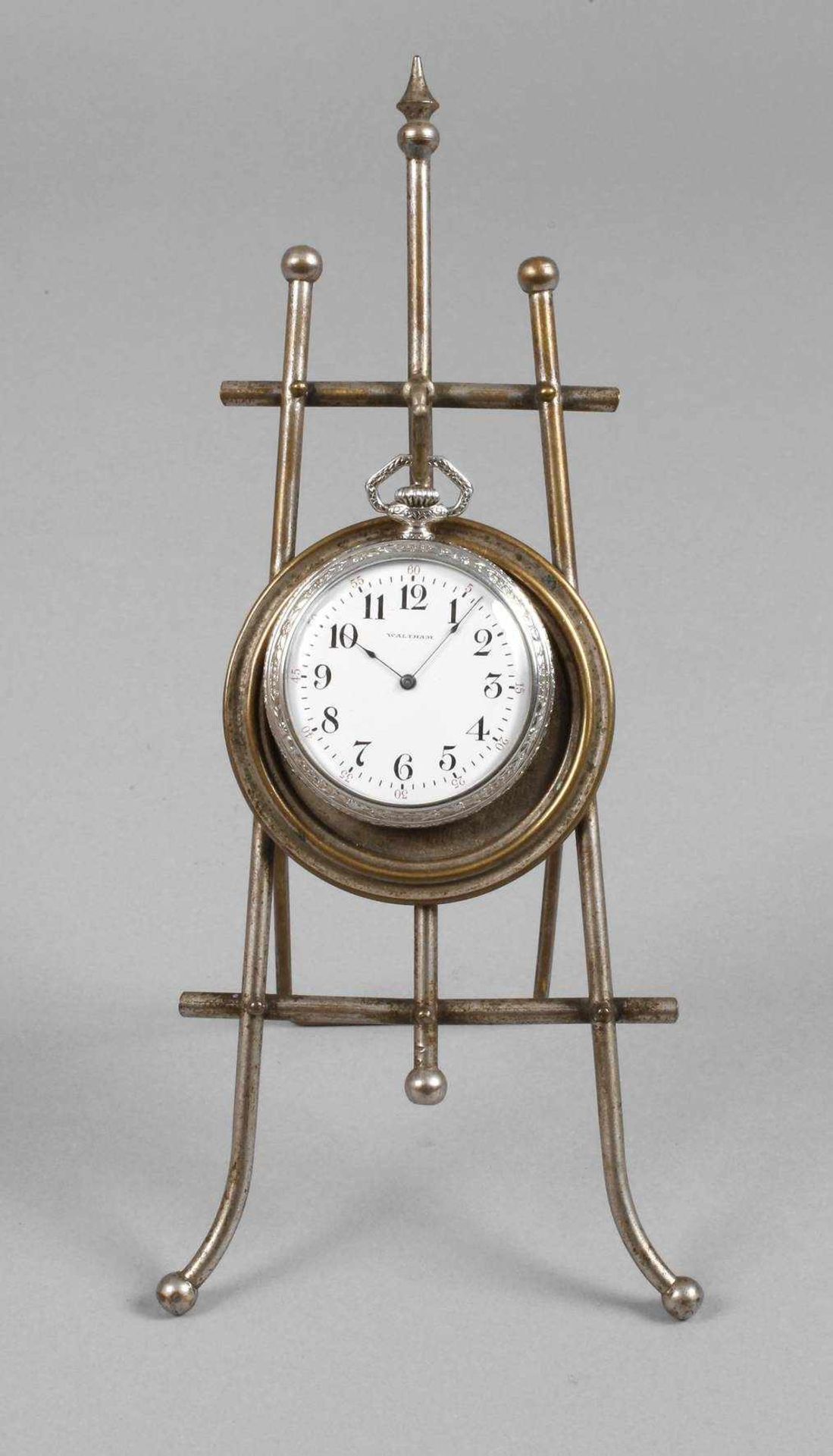 Uhrenständer mit Taschenuhrum 1880, Messing vernickelt, in Form einer Staffelei, beigegeben