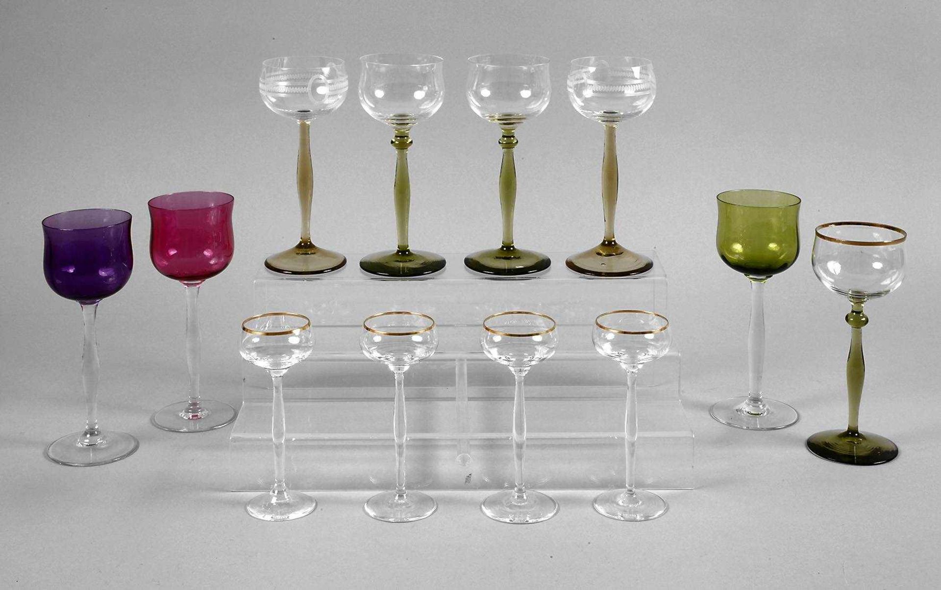 Konvolut Jugendstilgläserum 1900 bis 1910, aus farblosem, rotem, grünem und violettem Glas, 3 +