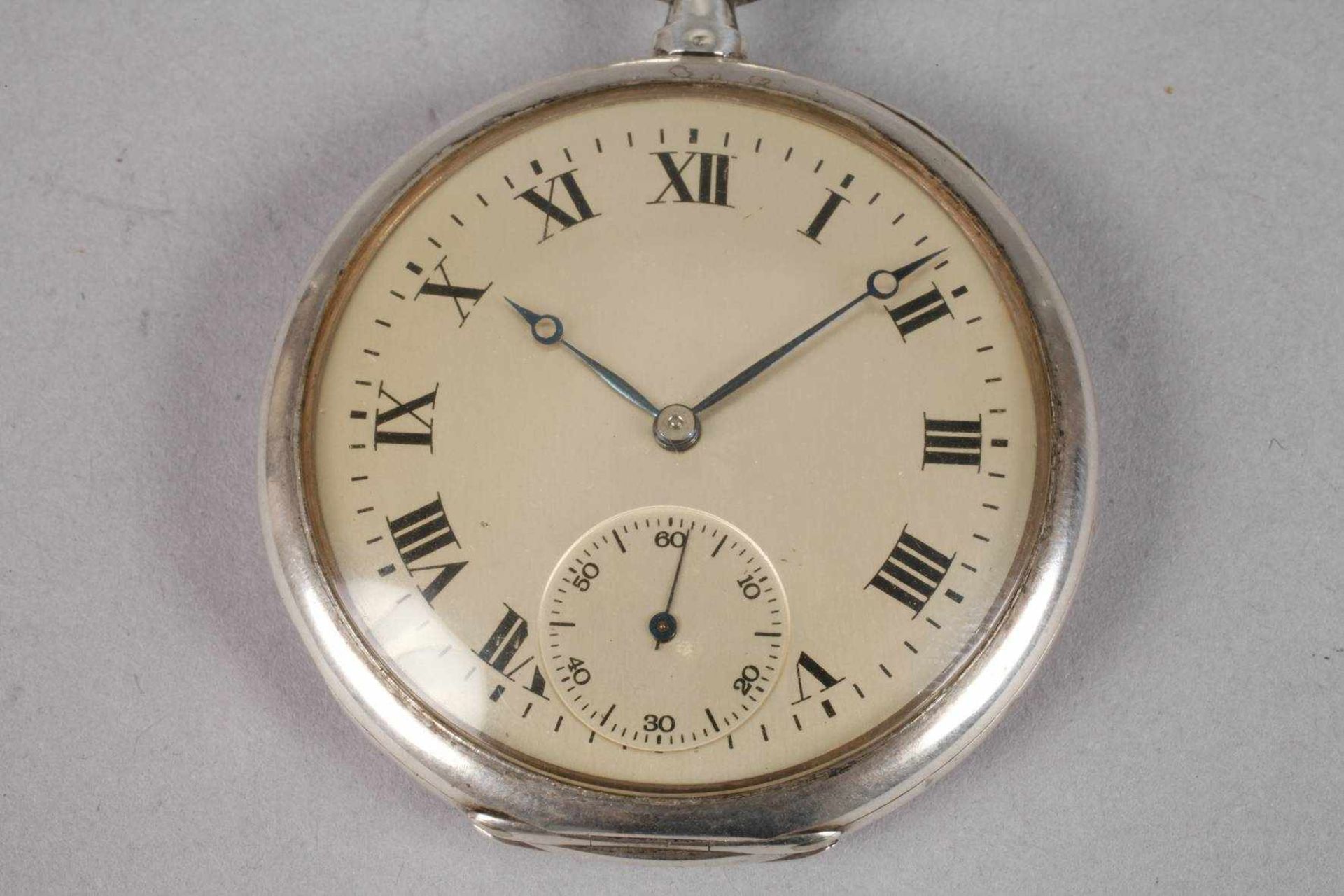 Zwei Taschenuhrenum 1900-1920, eine gemarkt Cristall, flaches Silbergehäuse mit großem Monogramm, - Bild 5 aus 8