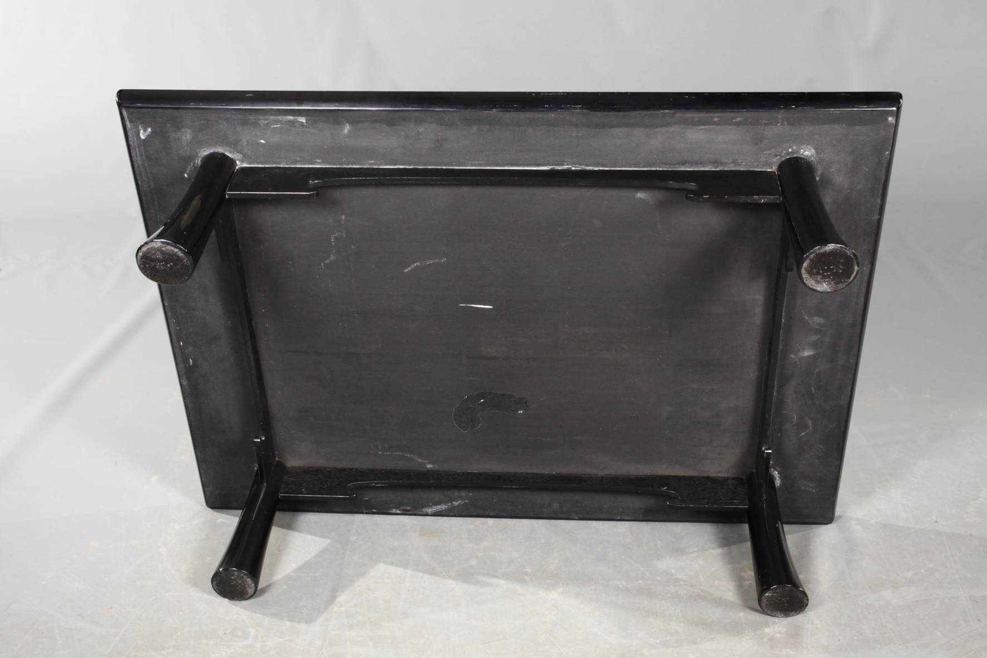 Tisch Japan wohl Mitte 20. Jh., ungemarkt, schwarz lackiertes Holzgestell, mit leicht ausgesellten - Bild 3 aus 3
