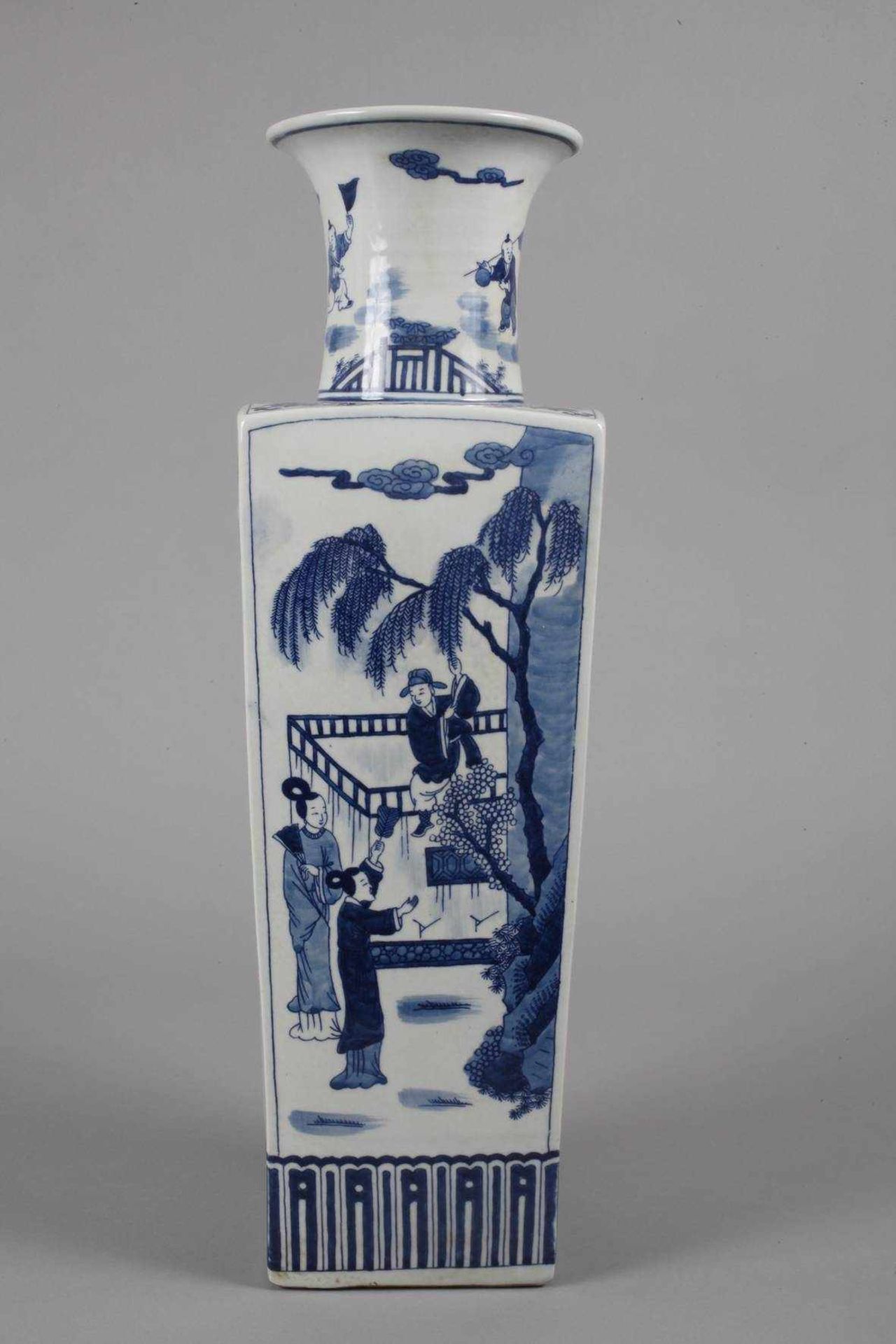 Große Vase ChinaEnde 19. Jh., am Boden Sechs-Zeichen-Kangxi-Marke im Stil der Qing-Dynastie, weiß - Bild 5 aus 6