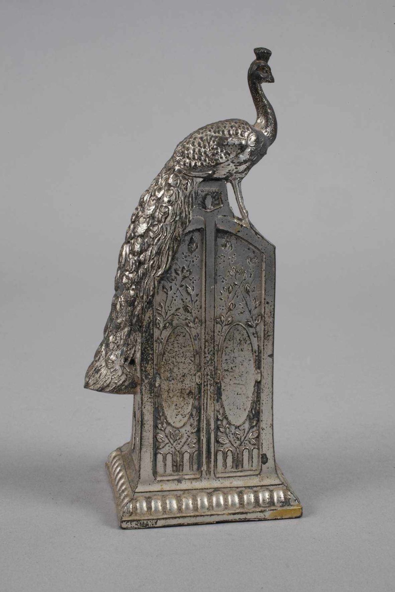 Taschenuhrenständerum 1900, Metallguss versilbert, in Form einer Säule, bekrönt von einem Pfau, - Bild 3 aus 3