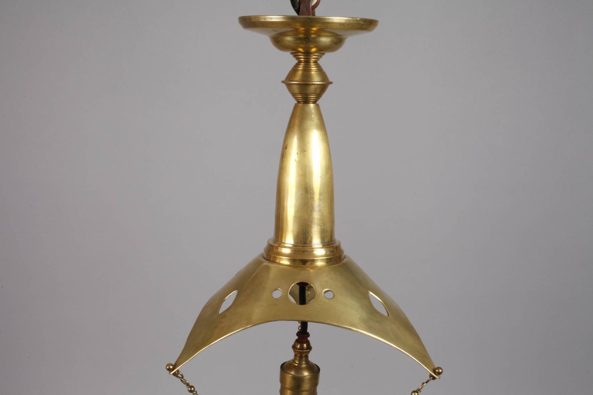 Deckenlampe Wienum 1910, Messing poliert, an keulenförmigem Ausleger abgehängtes Gestell in - Bild 4 aus 4