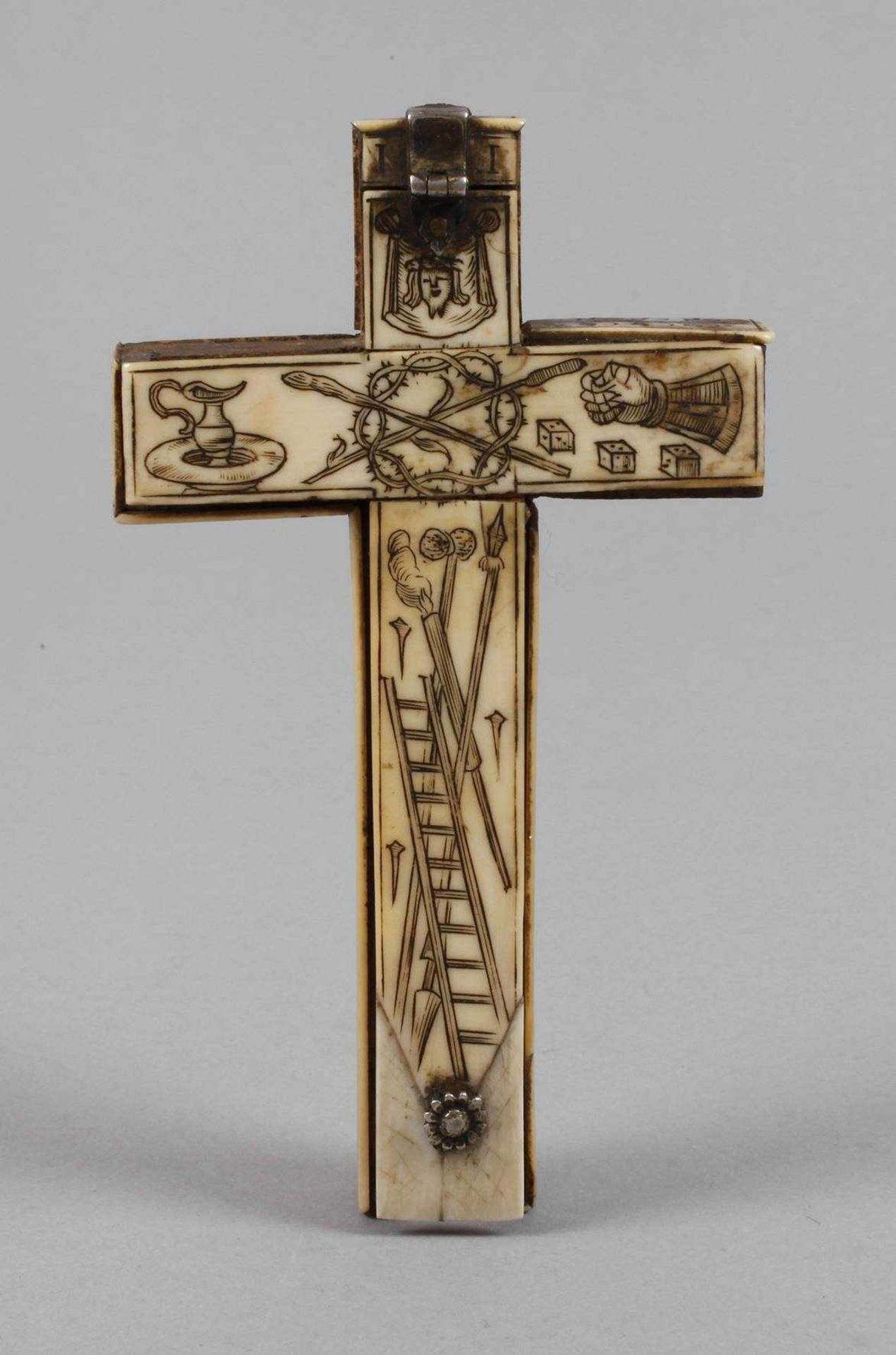 Reliquienkreuz Elfenbein19. Jh., Holz und Elfenbein, aufwendig graviert und geschwärzt, zarte