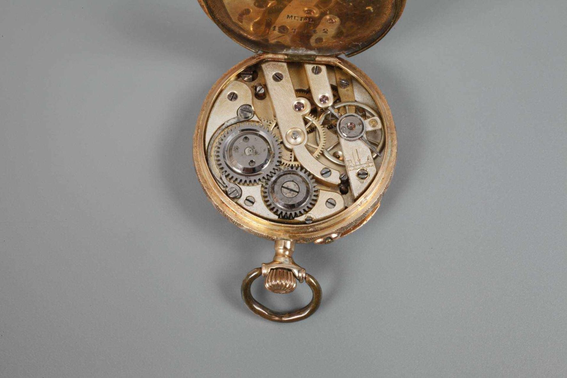 Hängeuhr Goldum 1880, guillochiertes Goldgehäuse gestempelt 585, Zylinderhemmung, makelloses - Bild 3 aus 5