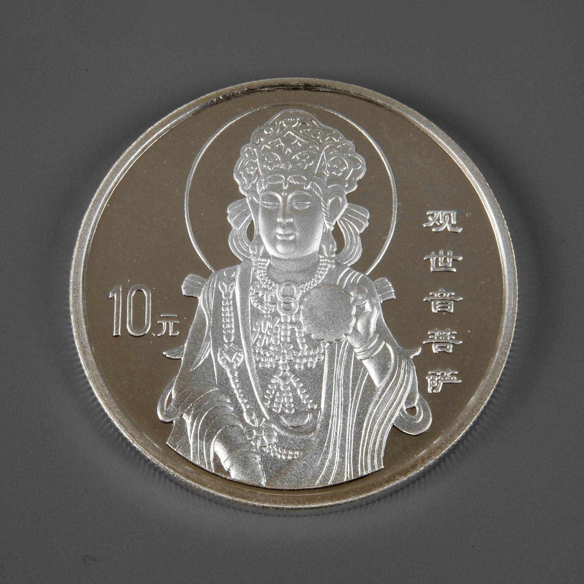 10 Yuan 1999Guanyin, einen Spiegel haltend/goldene Pagode, 999er Silber, ex pp, G ca. 31,2 g.