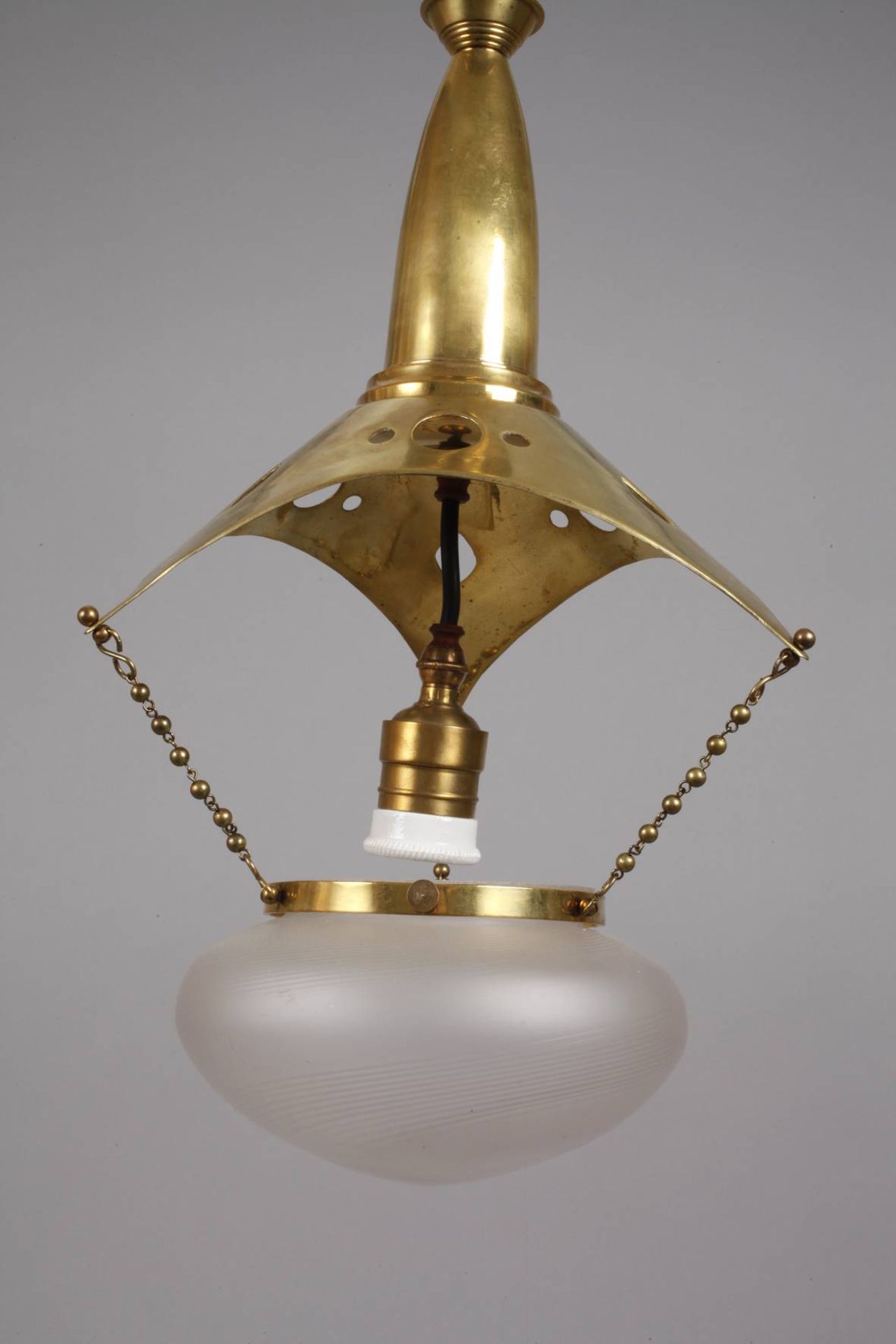Deckenlampe Wienum 1910, Messing poliert, an keulenförmigem Ausleger abgehängtes Gestell in - Bild 2 aus 4