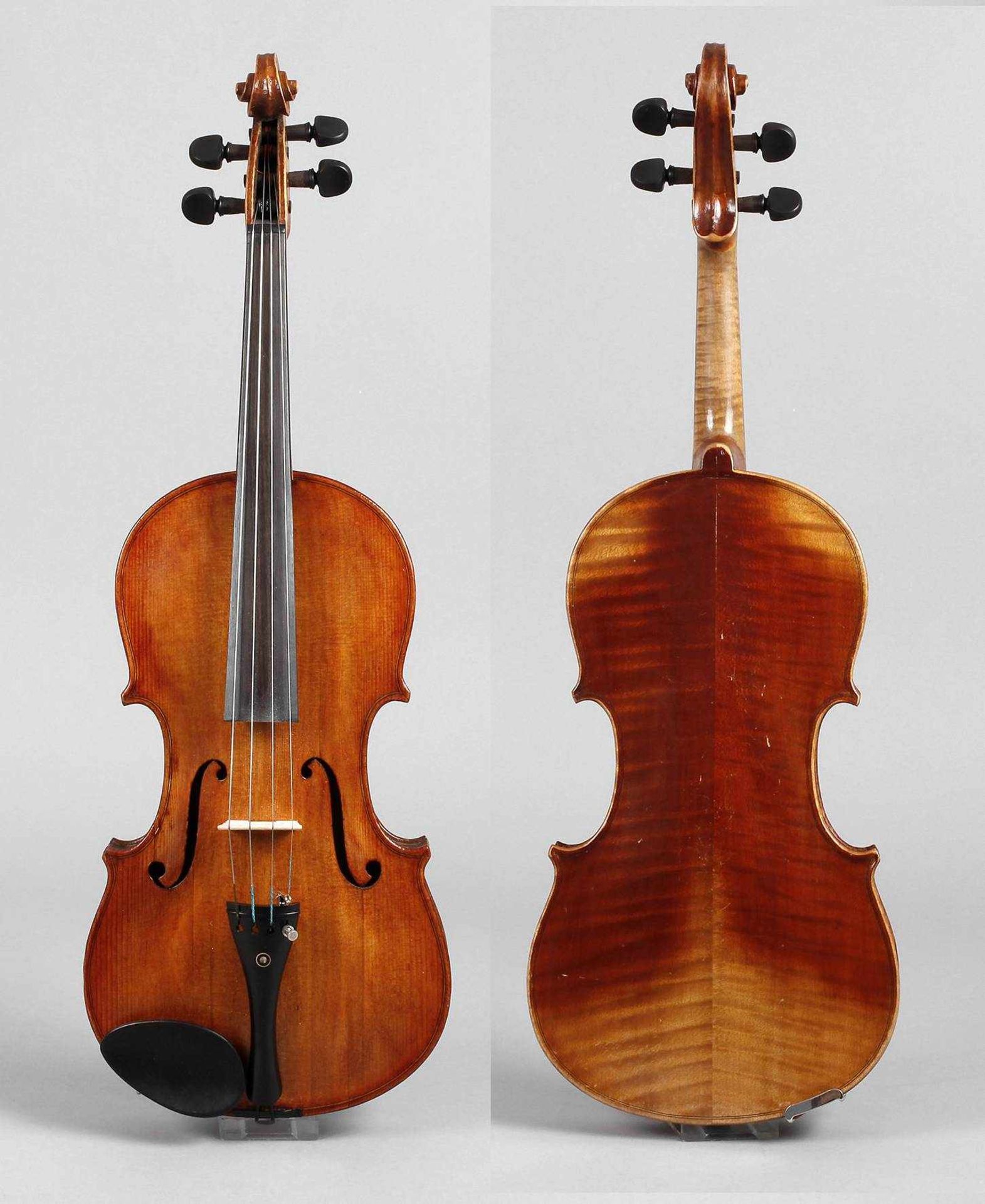 Violine im Etuium 1920, ohne Zettel, geteilter, gleichmäßig geflammter Boden in bernsteinfarbenem