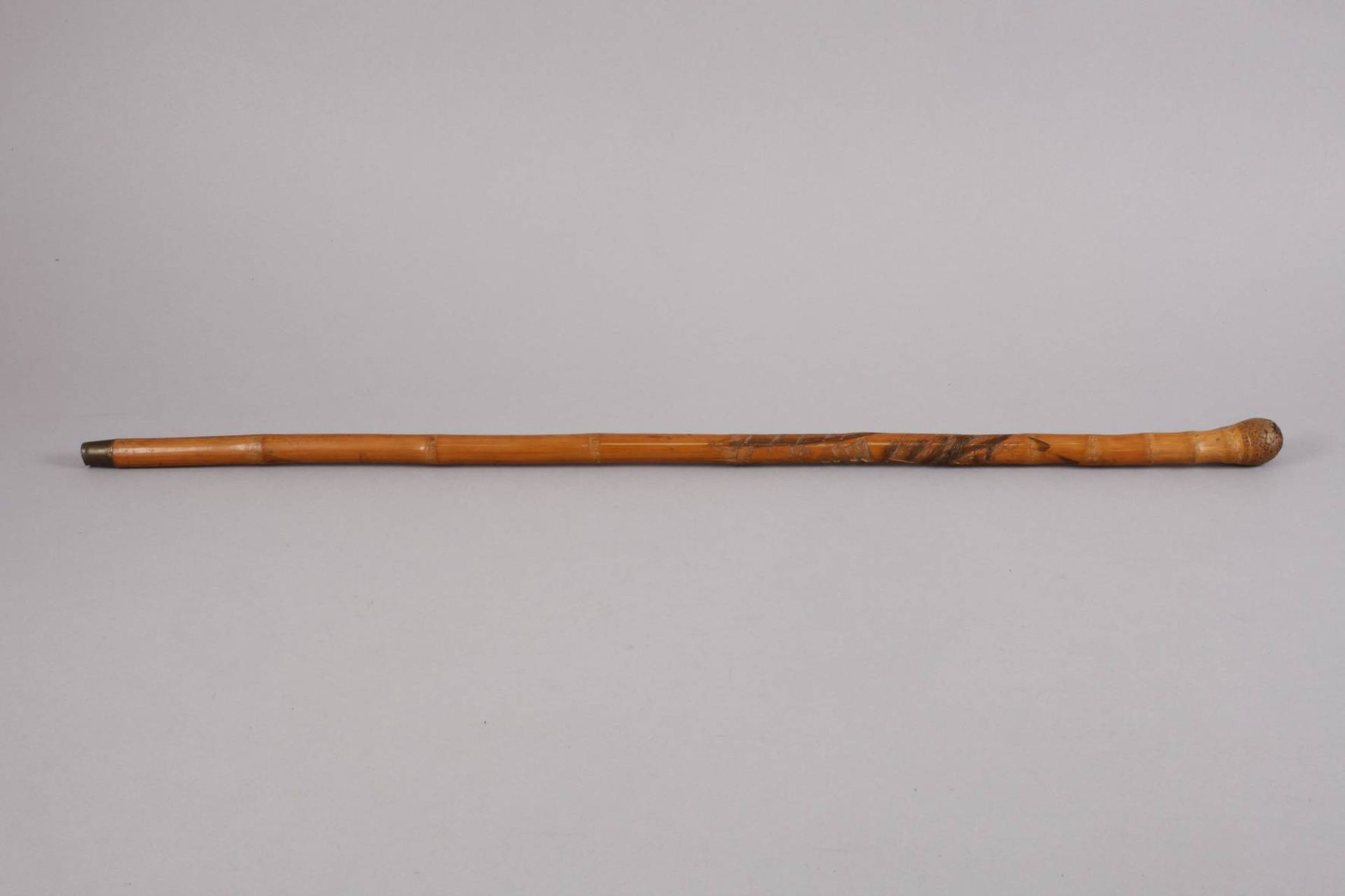 SpazierstockAnfang 20. Jh., Schuss und Griffstück aus Bambus, fein beschnitzt und farbig gefasst, - Bild 2 aus 4