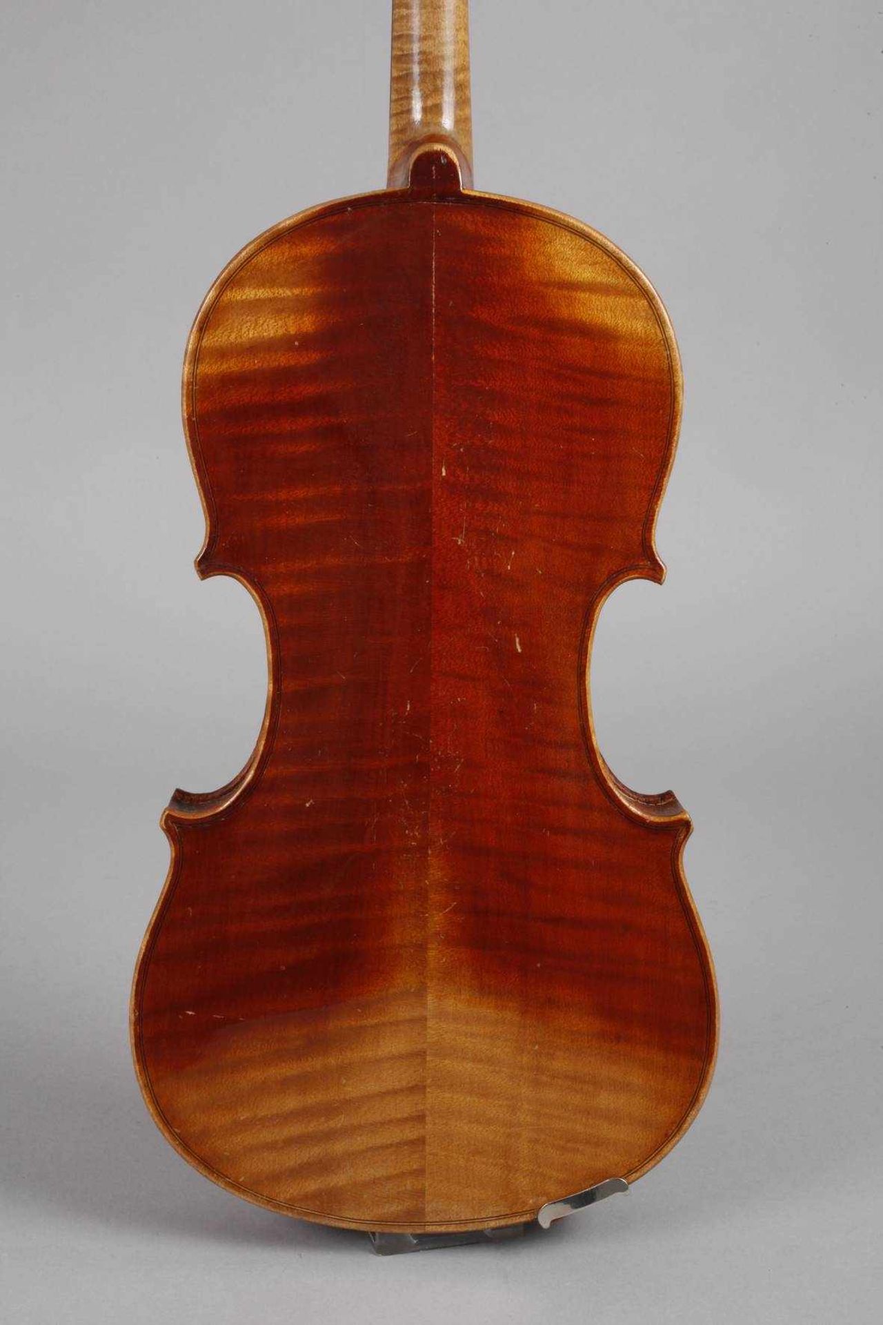 Violine im Etuium 1920, ohne Zettel, geteilter, gleichmäßig geflammter Boden in bernsteinfarbenem - Bild 2 aus 5
