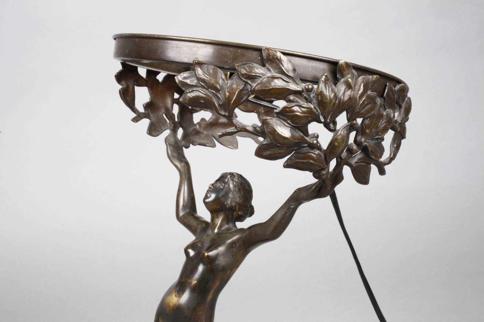 Figürlicher Lampenfuss Daphne um 1900, Bronze bräunlich patiniert, unsigniert, Leuchterfuss in - Bild 5 aus 5