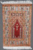 Kayserie, Seide auf Seide, Gebetsteppich. Türkei, alt, Mitte 20. Jahrhundert. 130 cm x 87 cm.
