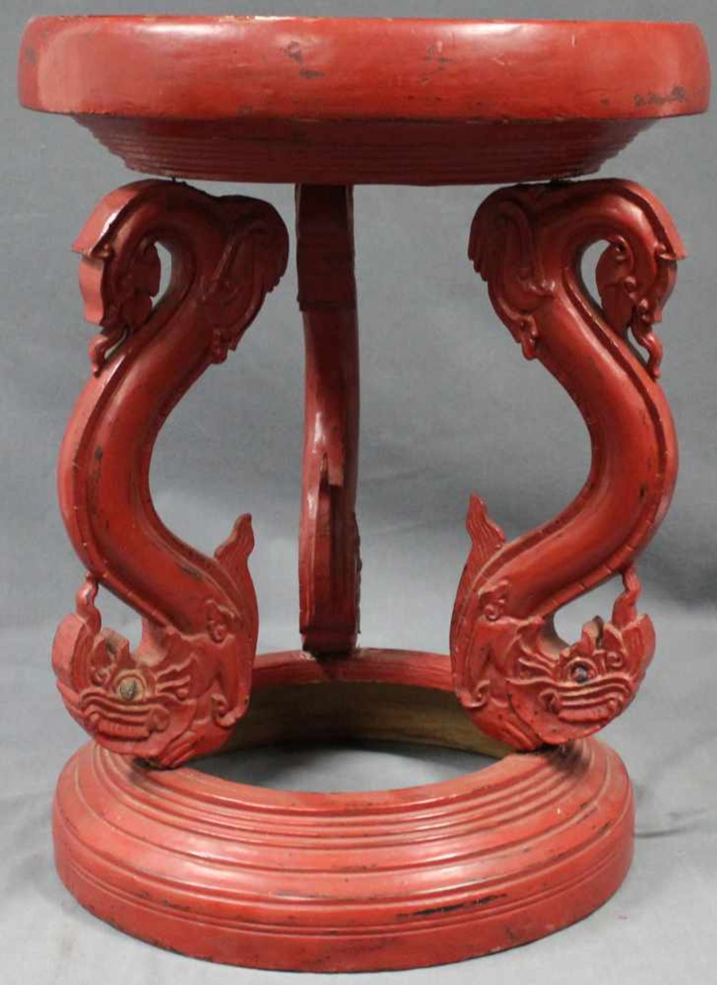Beistelltisch, China, um 1900. Mit Drachenfüßen. 59 cm hoch. Durchmesser 47 cm. Holz, rot gefasst. - Image 3 of 5