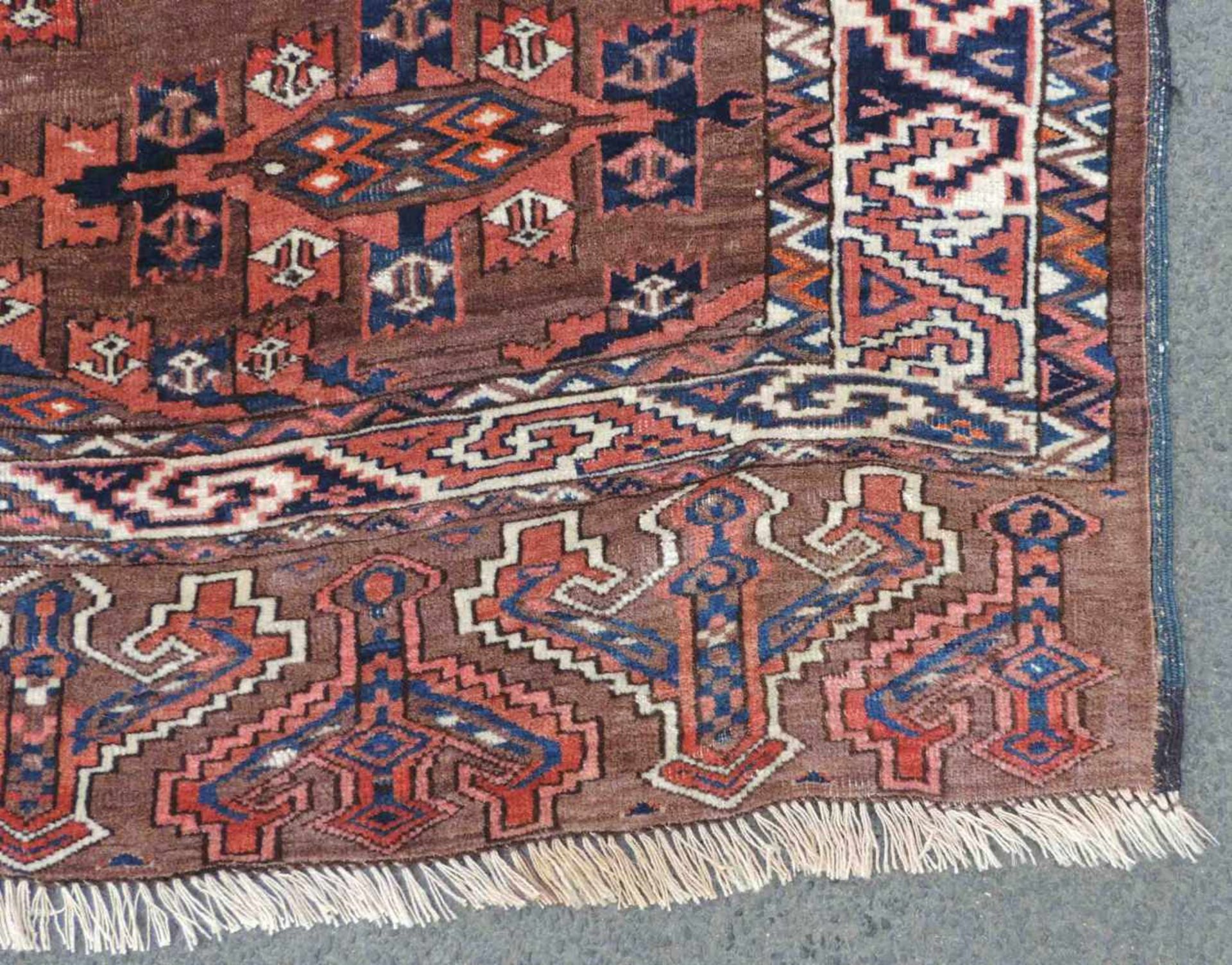 Jomud Hauptteppich. Turkmenistan. Antik, um 1900. 318 cm x 186 cm. Stammesteppich, handgeknüpft. - Bild 3 aus 9